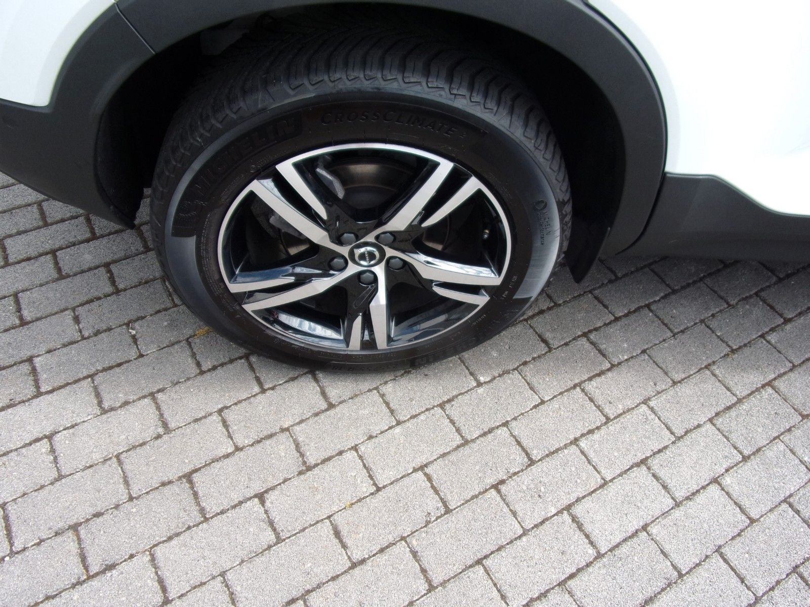 Volvo XC 40 B3 Plus Dark 2WD - Samsaru's Car Outlet