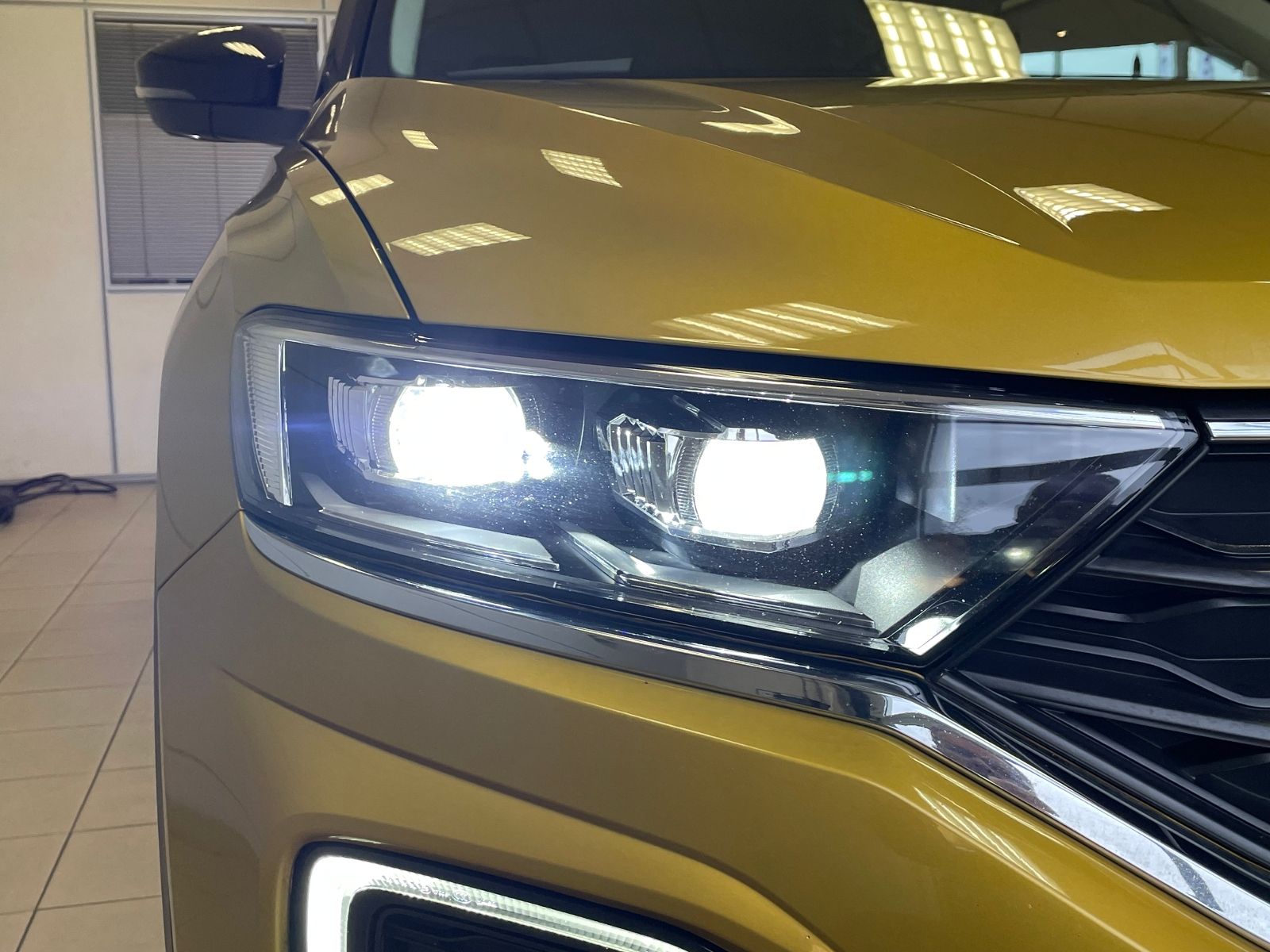 Volkswagen T-Roc 1.5 TSI Active - Samsaru's Car Outlet