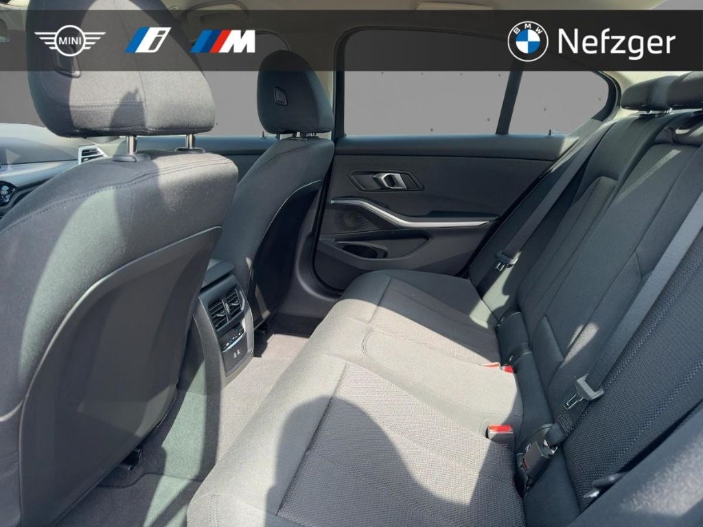 BMW 320 i xDrive Limousine LED RFK LED Ambiente