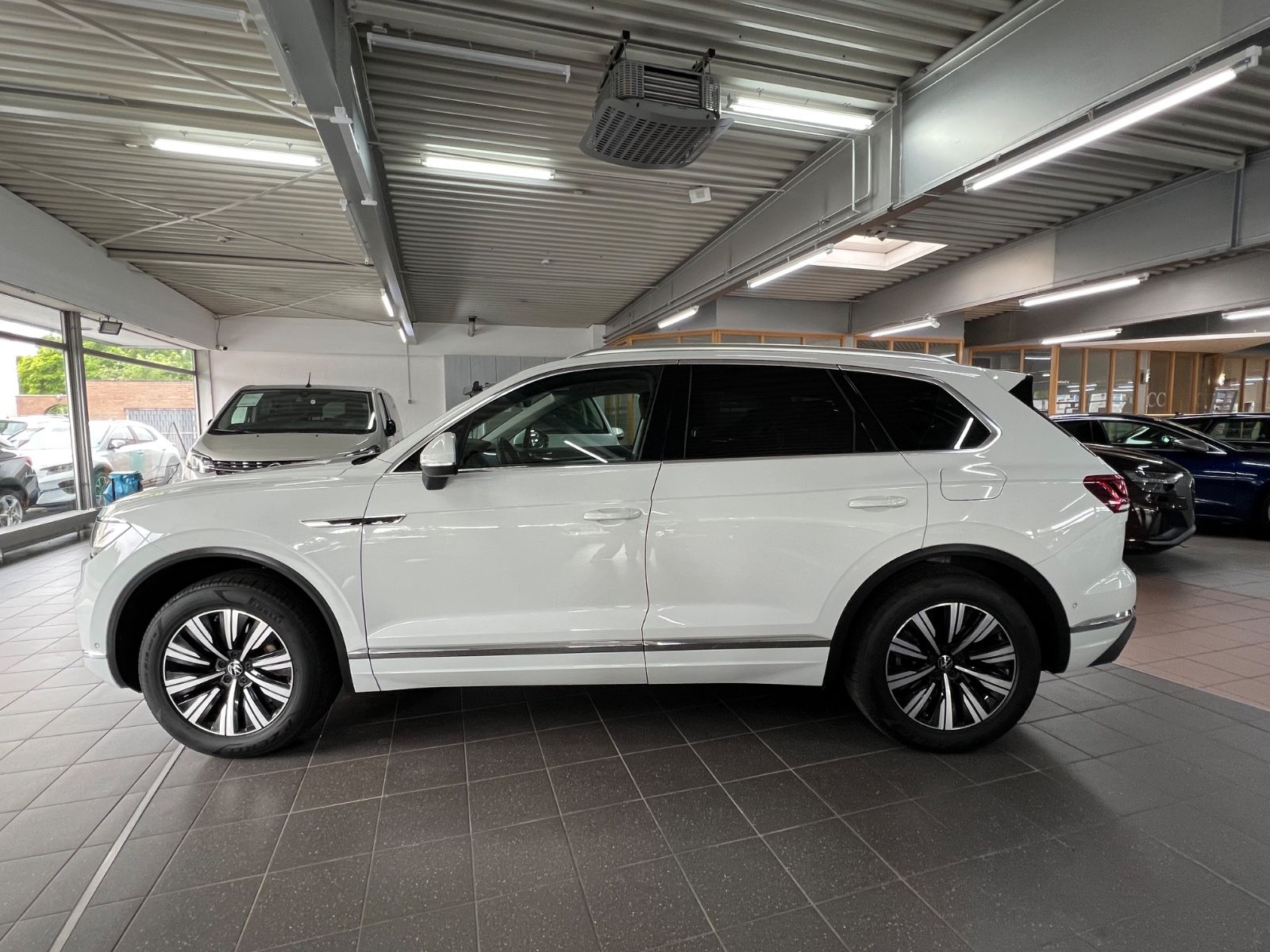 Volkswagen Touareg 3.0 TSI Elegance 4Motion eHybrid - Samsaru's Car Outlet
