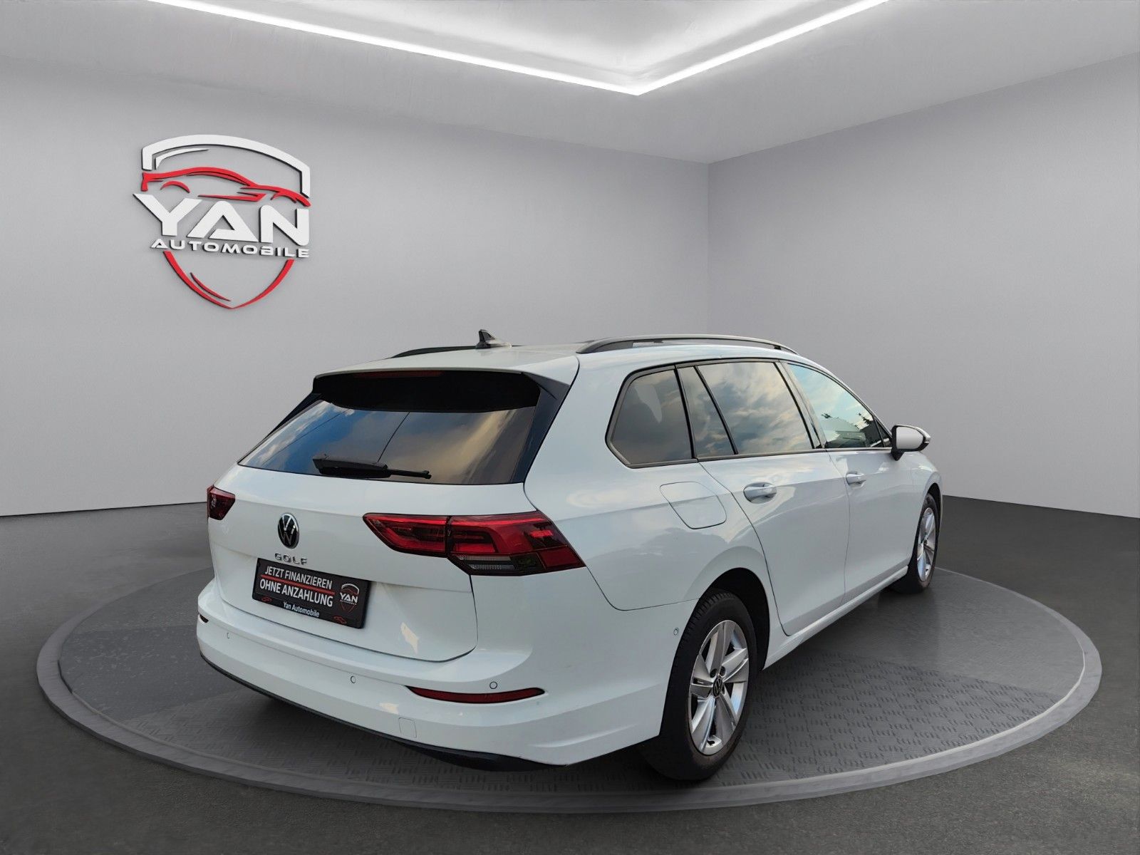Volkswagen Golf VIII Variant 1.5 TSI - Samsaru's Car Outlet