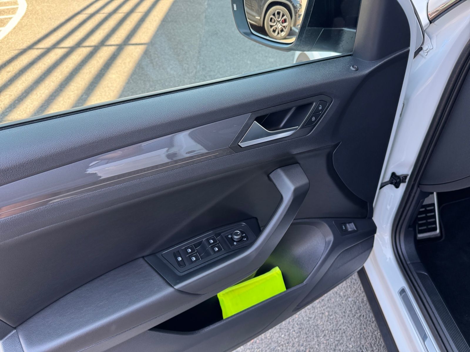 Volkswagen T-Roc 2.0TSI 4M R-LINE - Samsaru's Car Outlet