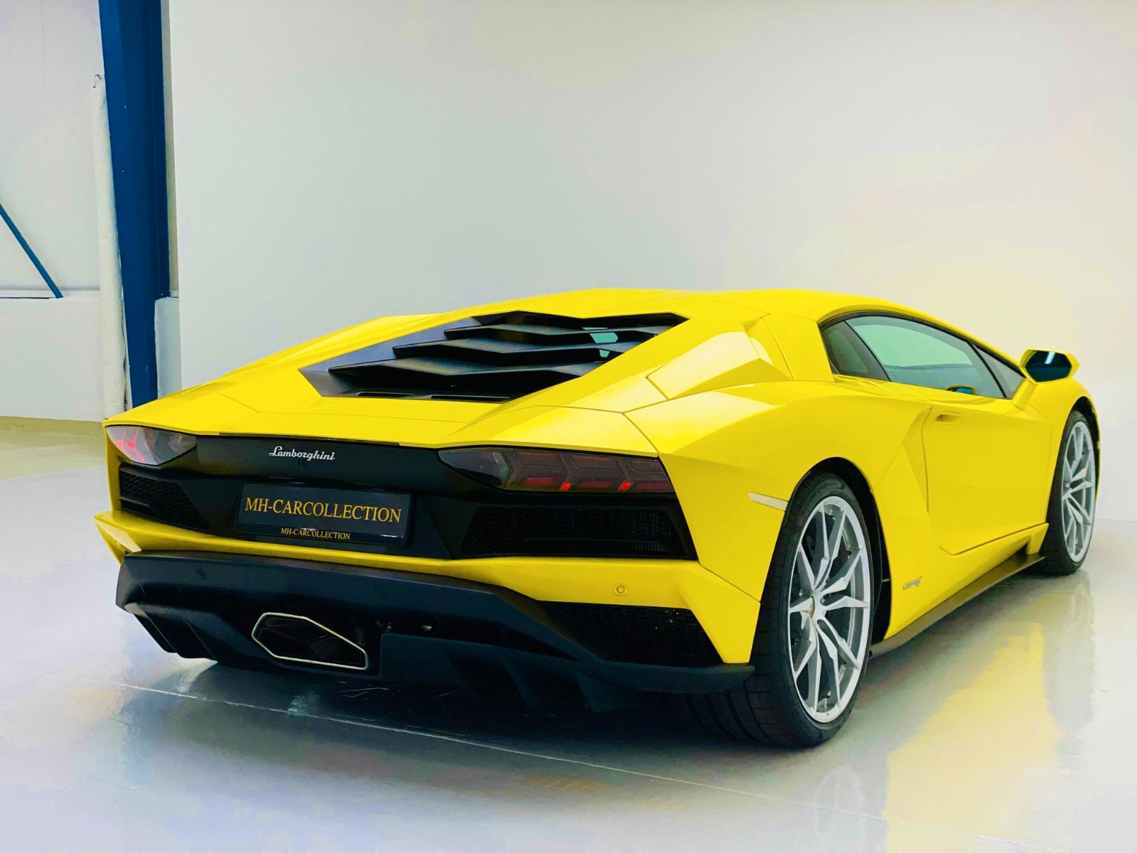 Lamborghini Aventador S - Samsaru's Car Outlet