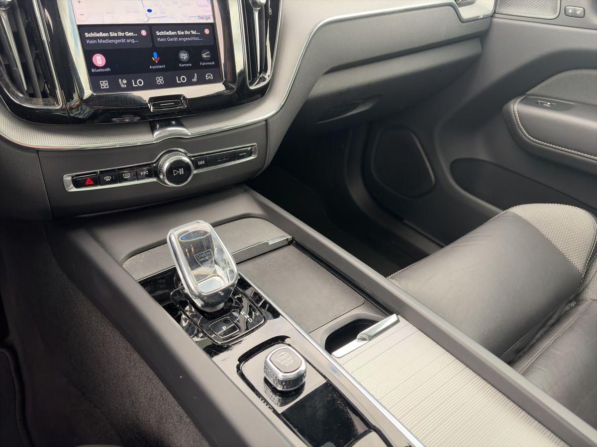 Volvo XC60 B4 AWD Plus Dark 360° PANO AHK H/K LED 20"