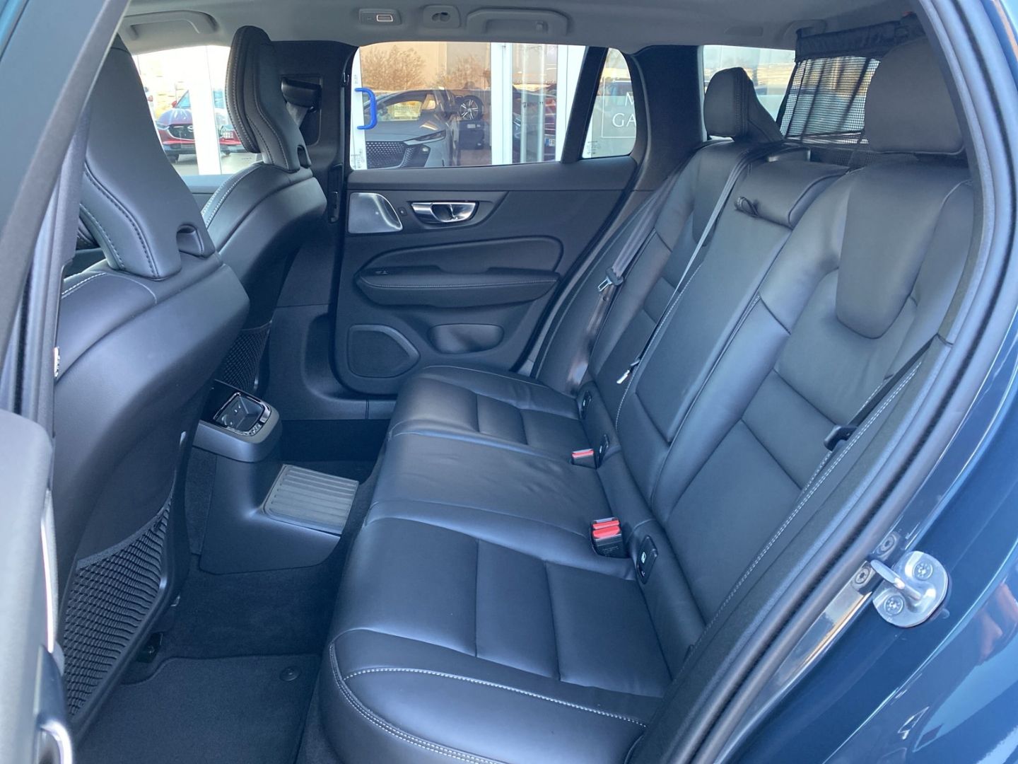 Volvo V60 T6 AWD Ultra Dark Recharge B&W HUD Pano-Dach