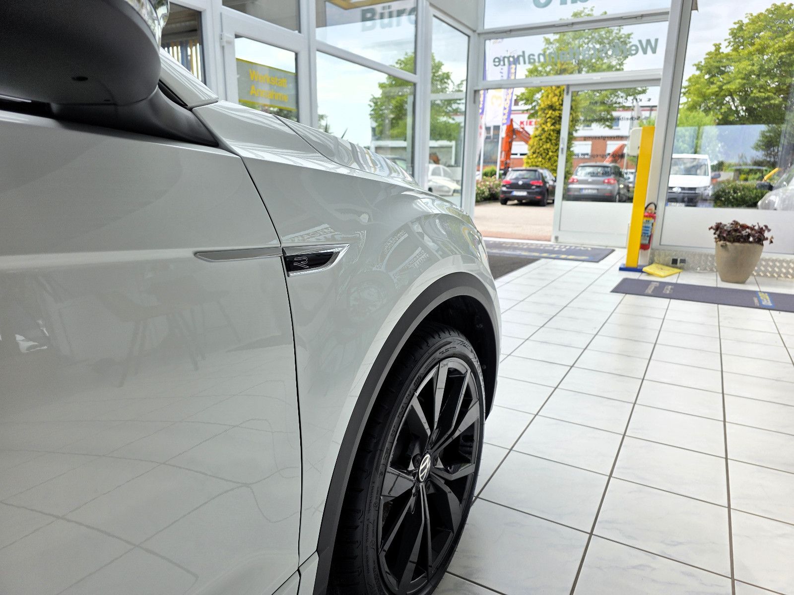 Volkswagen T-Roc R-Line Black - Samsaru's Car Outlet