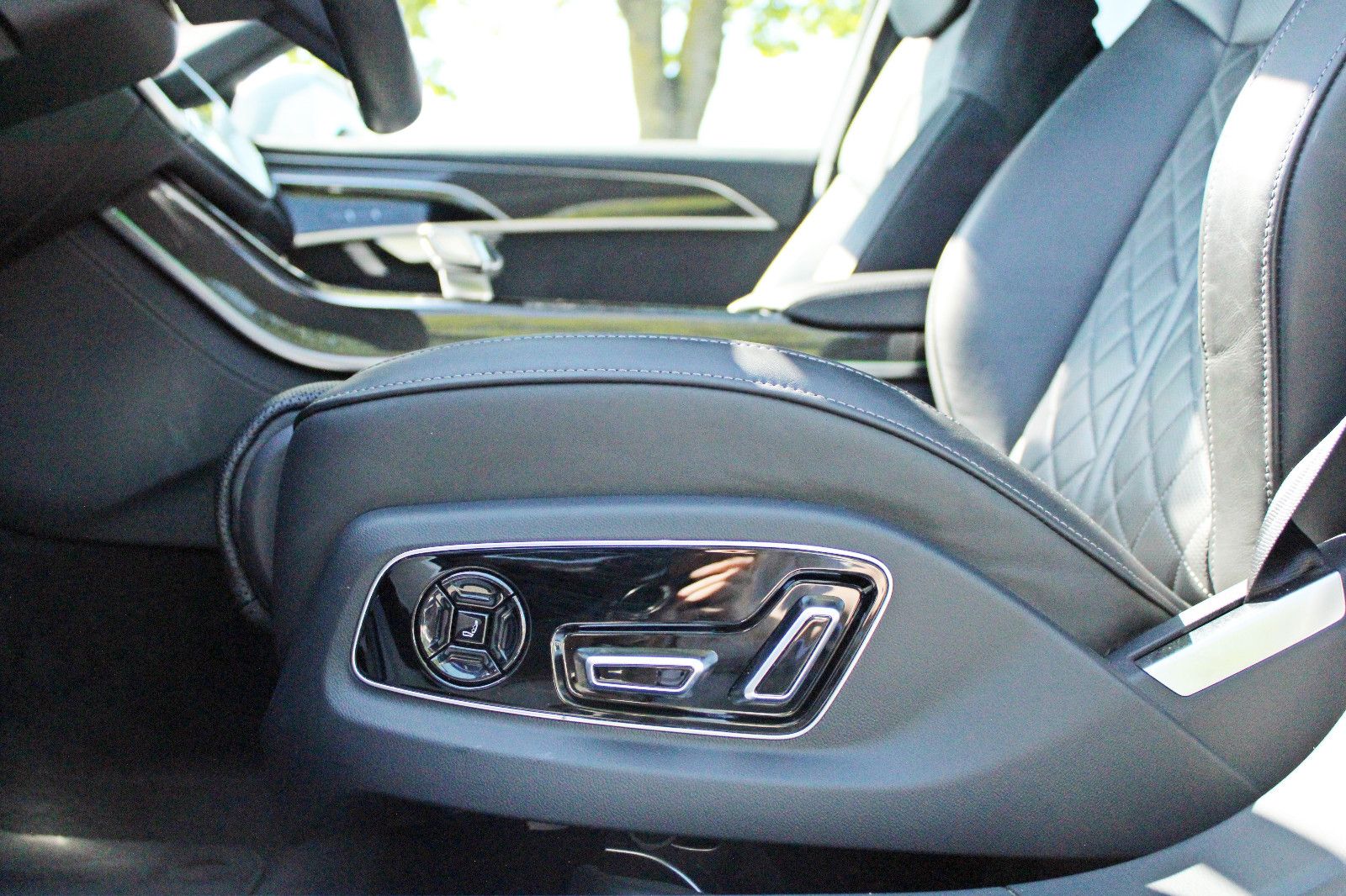 Audi A8 60TFSI quattro S LINE BLACK - Samsaru's Car Outlet