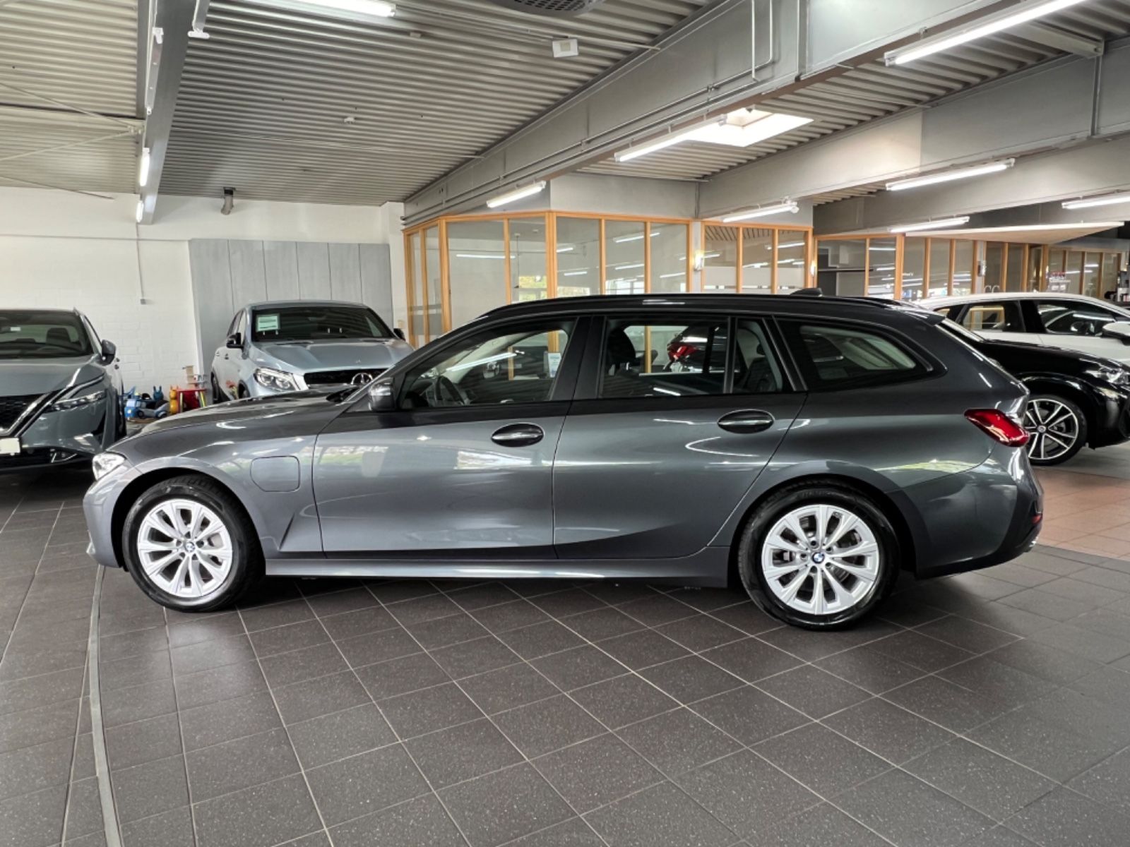 BMW 330 e Touring Advantage - Samsaru's Car Outlet