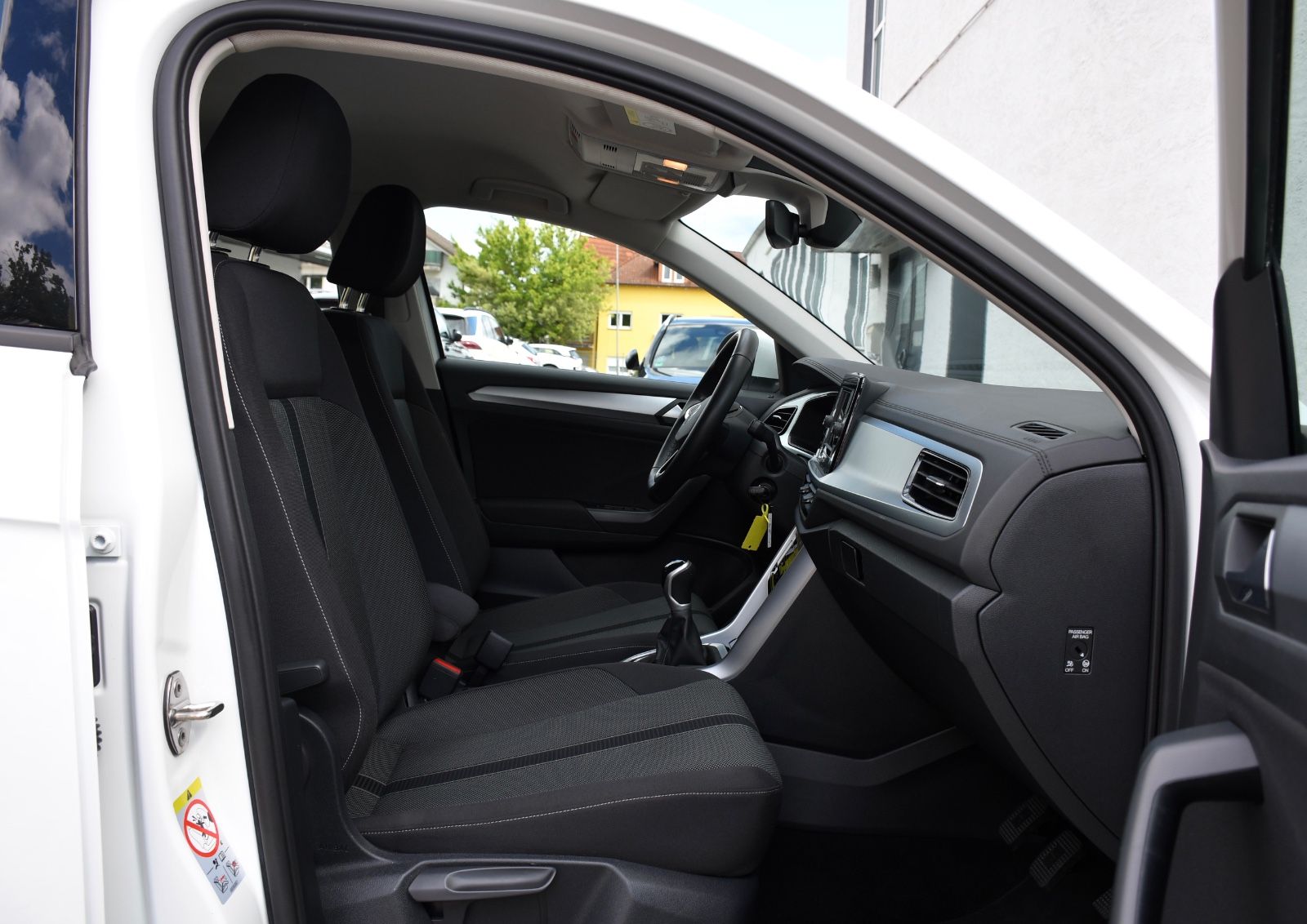 Volkswagen T-Roc Life - Samsaru's Car Outlet