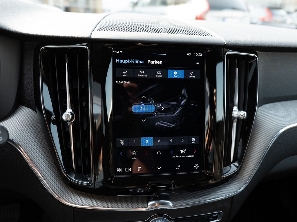 Volvo XC60 B5 AWD Plus Black Edition FACEL. LED 360°