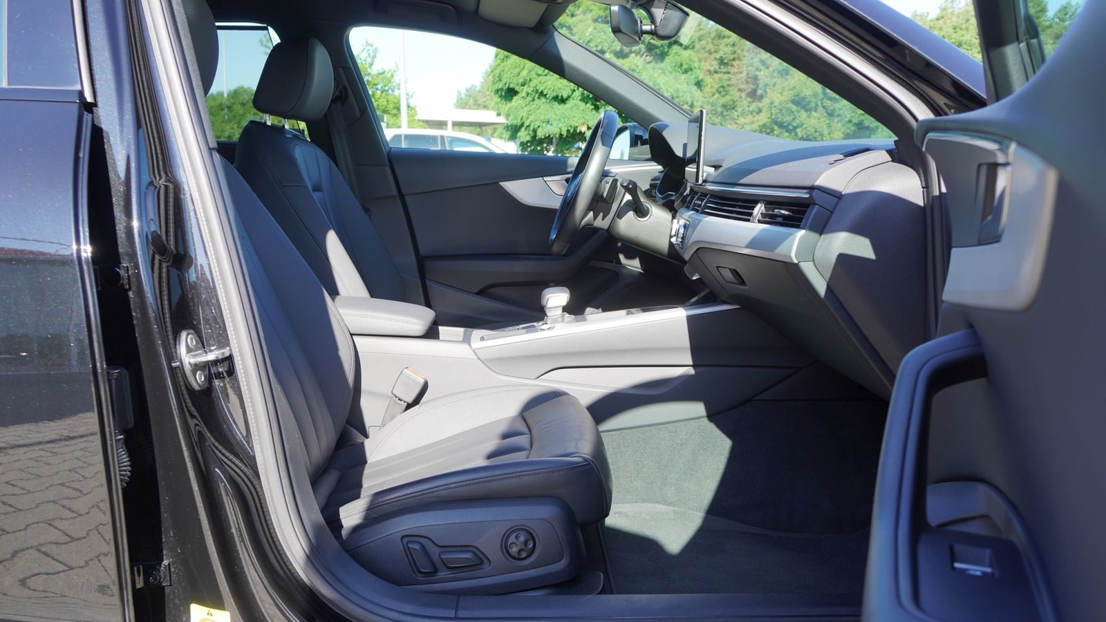 Audi A4 35 2.0 TFSI Avant advanced - Samsaru's Car Outlet