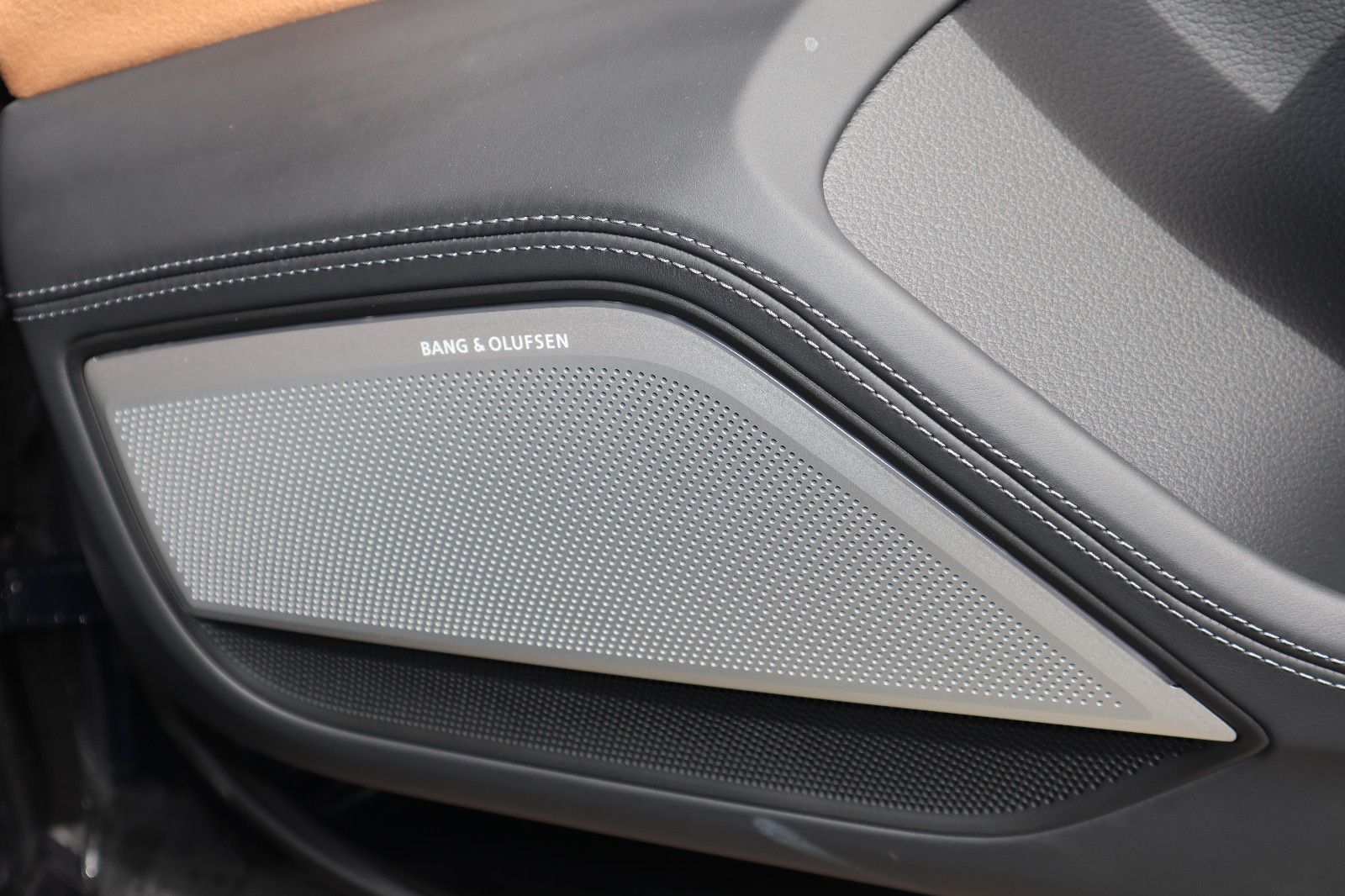 Audi A8L 55 TFSI lang - Samsaru's Car Outlet
