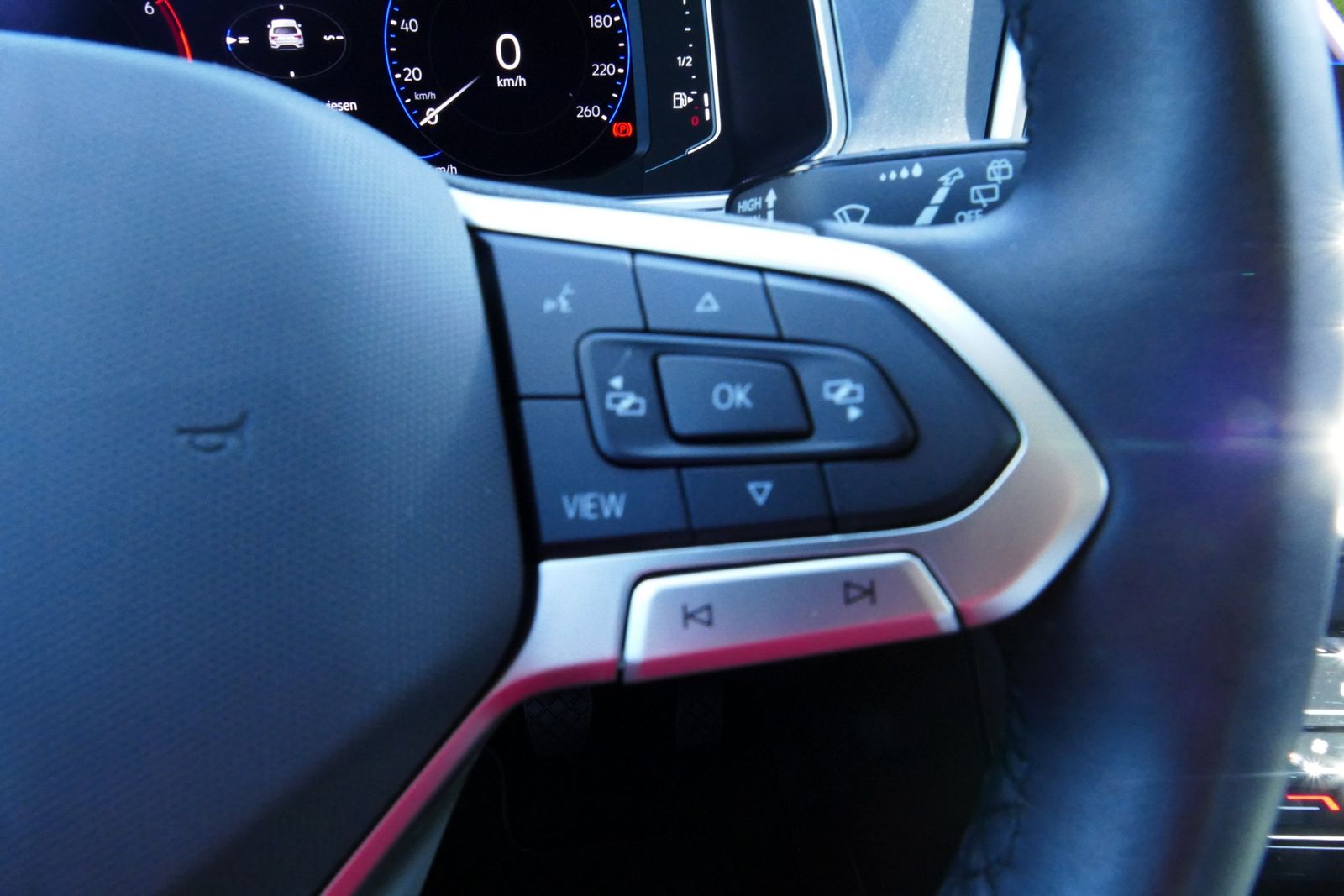 Volkswagen T-Roc 1.5 TSI Style - Samsaru's Car Outlet