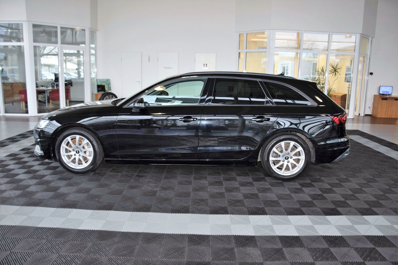 Audi A4 Av 50 TDI qu - Samsaru's Car Outlet