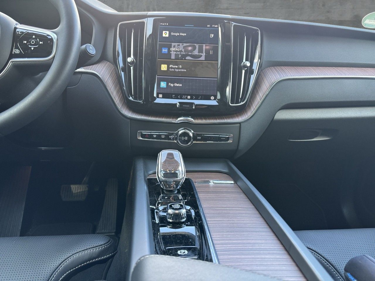 Volvo XC60 T6 AWD Plus Dark Plug-In - Samsaru's Car Outlet