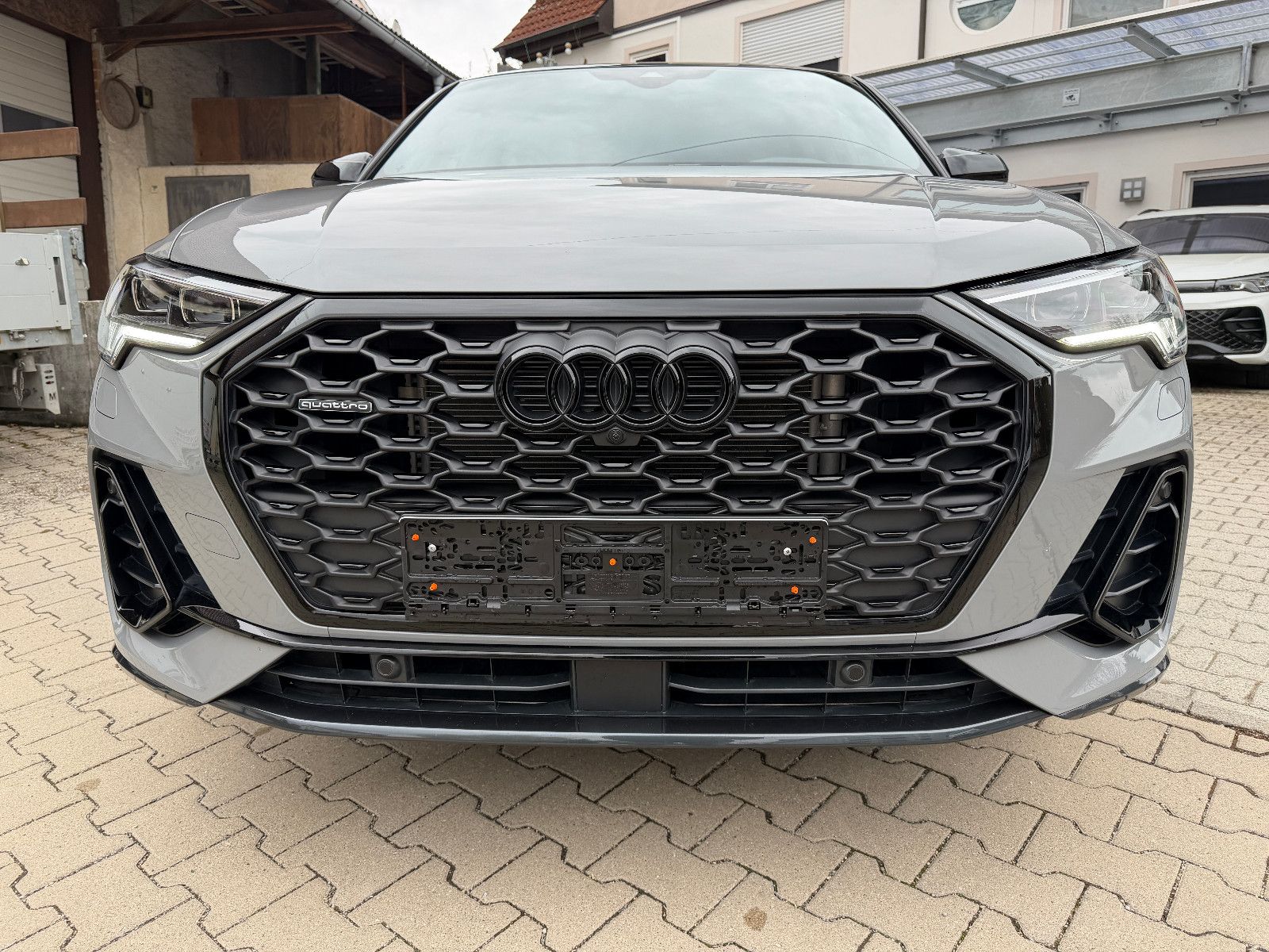 Audi Q3 Sportback 40 TFSI quattro S line, fast VOLL