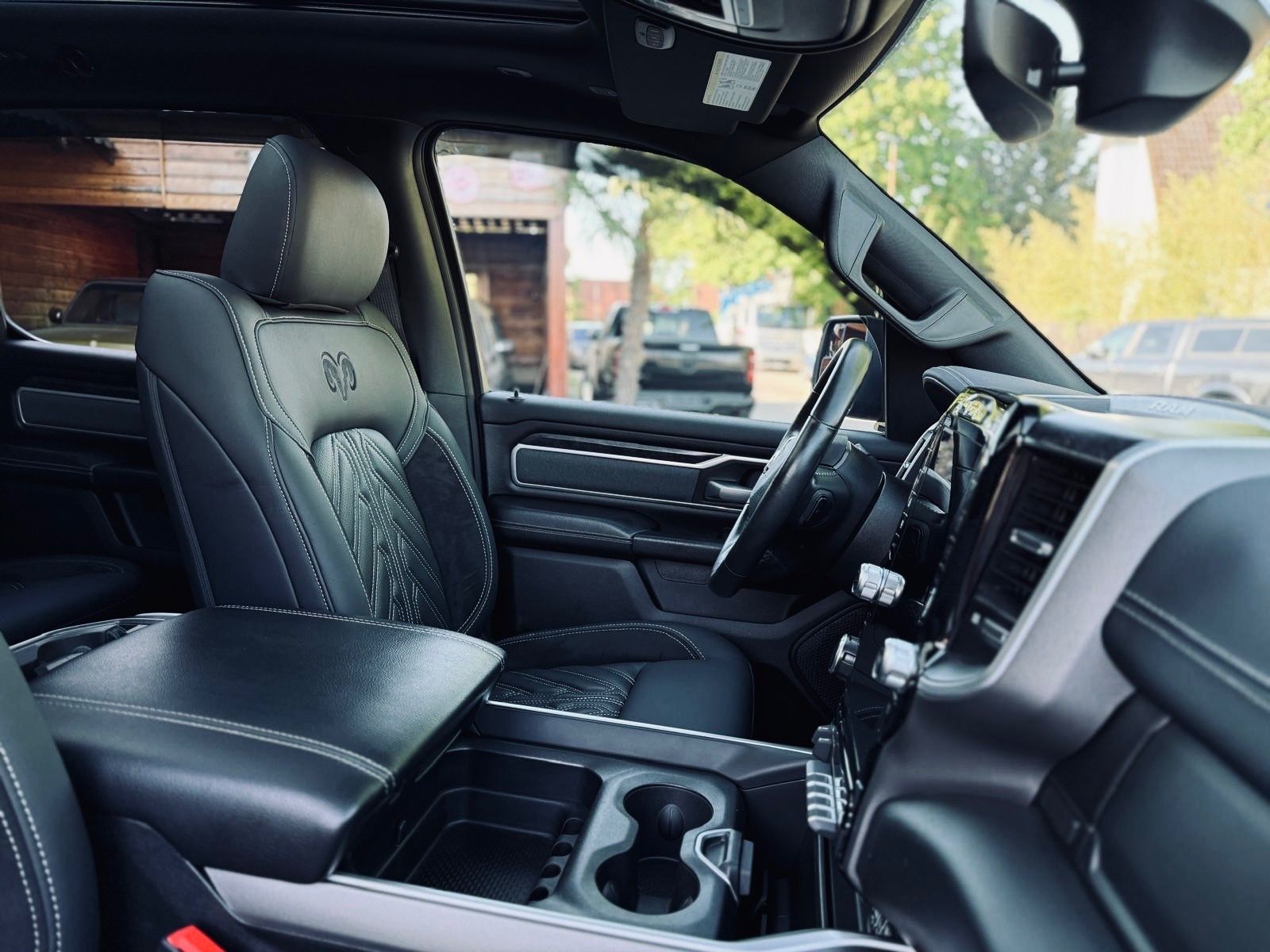 Dodge V8*4X4*PANO*12"RADIO*El.-TRITT*AHK*NAVI*GARANTIE