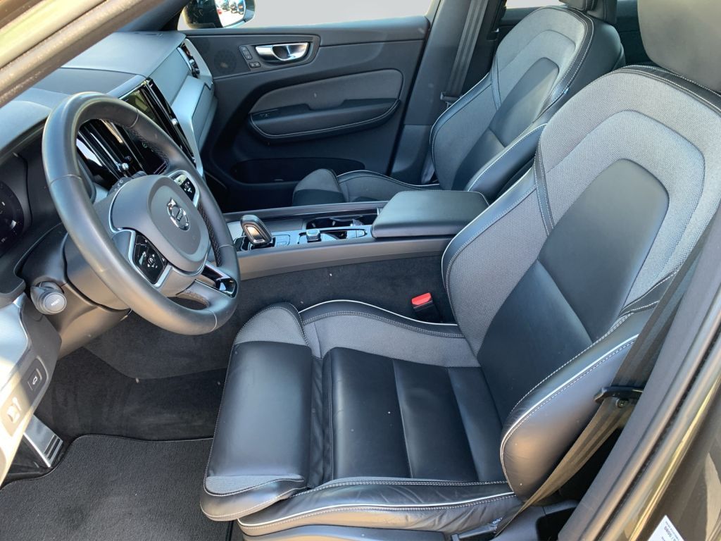 Volvo XC60 B4 D AWD Plus Dark,PANO,AHK,LED