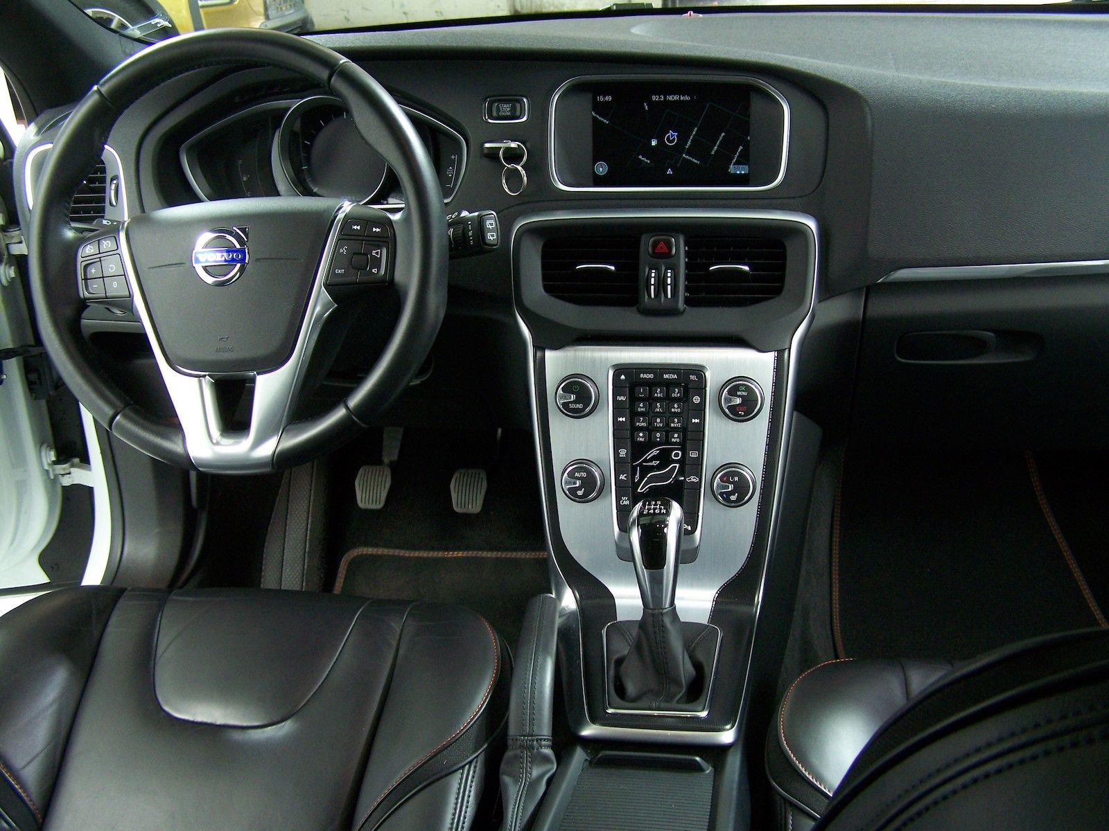 Volvo V40 2.0 T2 Ocean Race LEDER+NAVI+KAM+SHZ+TEMP