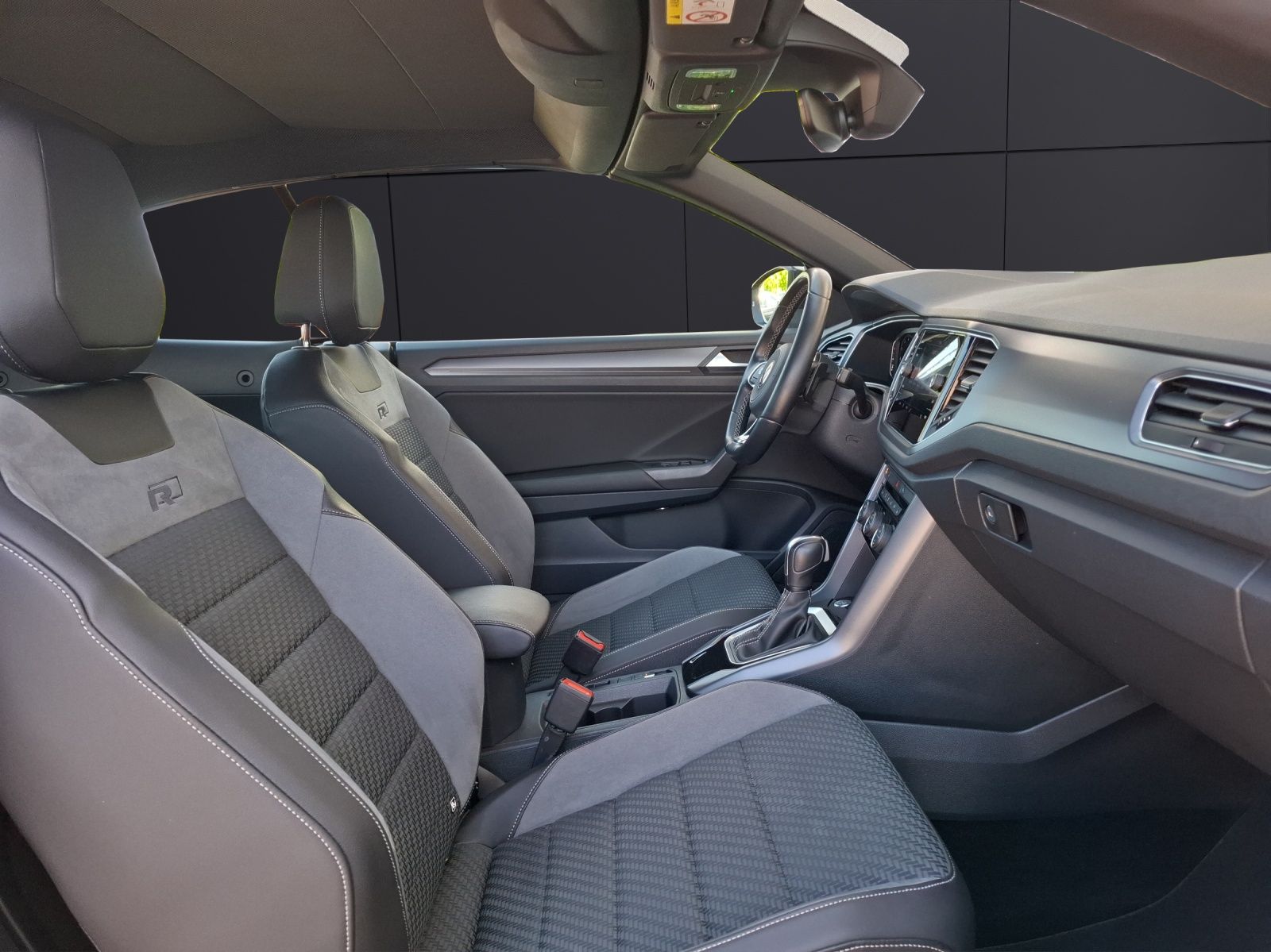 Volkswagen T-Roc TSI R-line DSG - Samsaru's Car Outlet