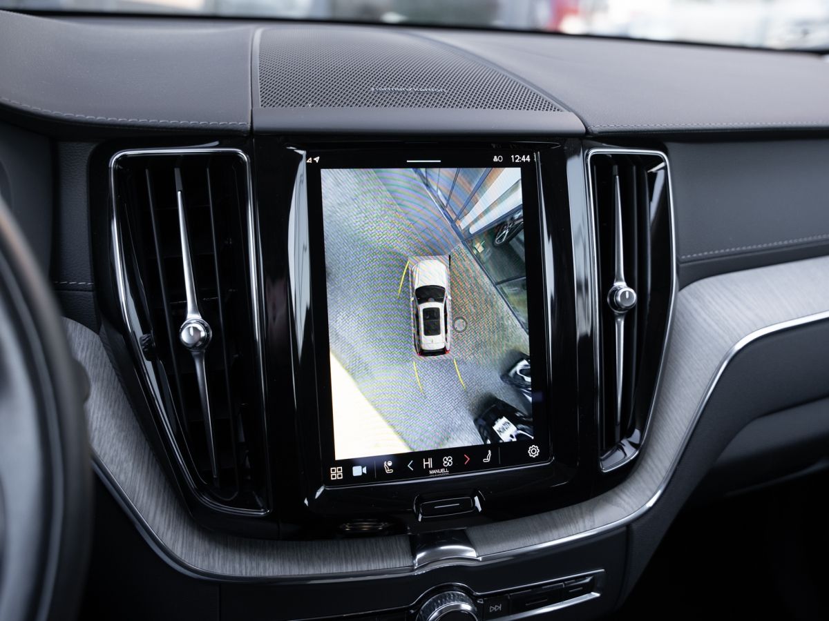 Volvo XC60 Inscription B5 Geartronic - Samsaru's Car Outlet