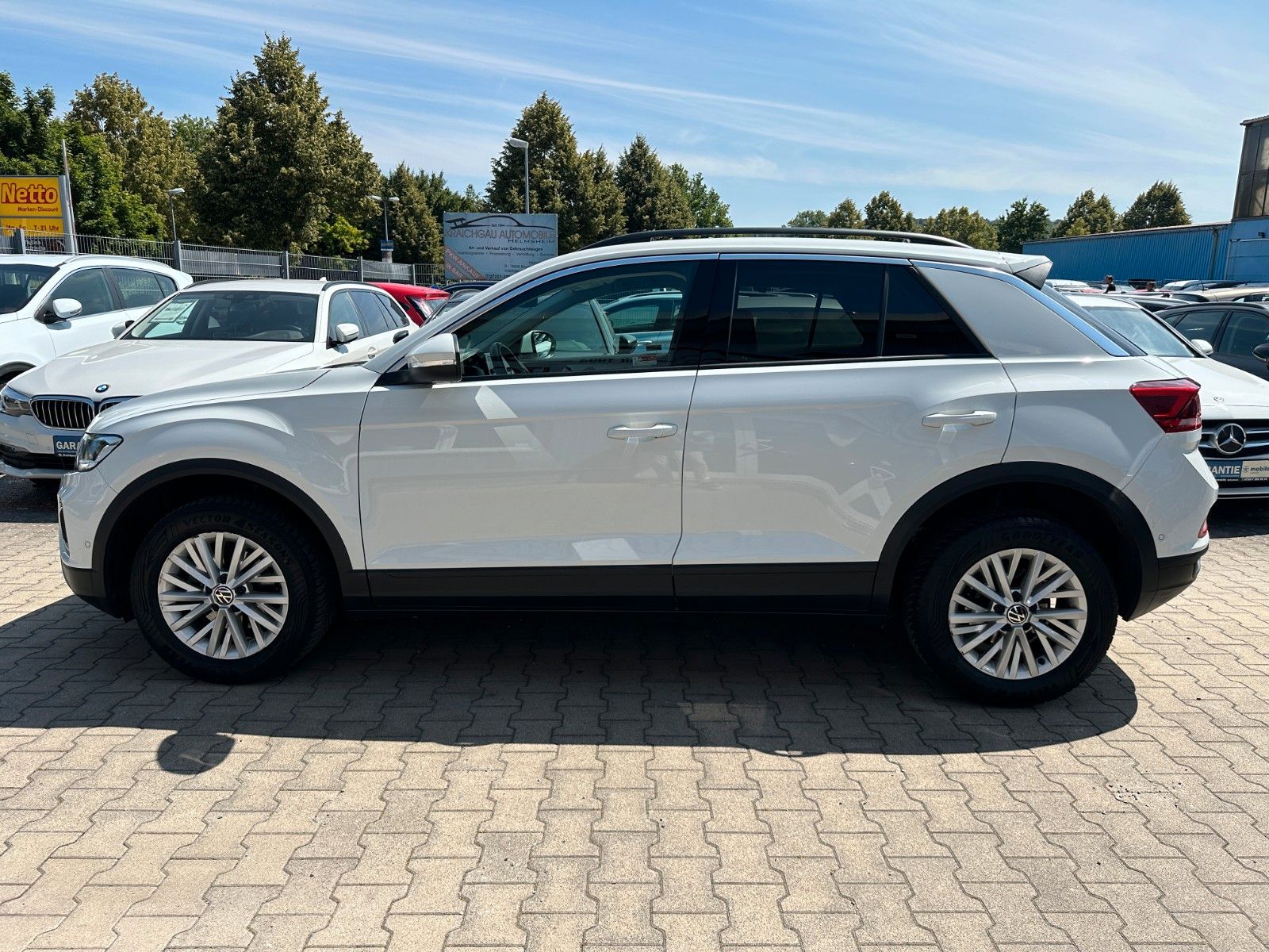 Volkswagen T-Roc Life - Samsaru's Car Outlet