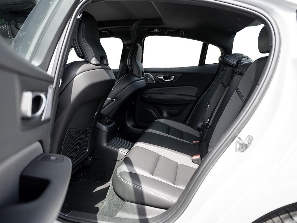 Volvo S60 T8 AWD Ultimate Dark AWD HUD 360° B&W PANO
