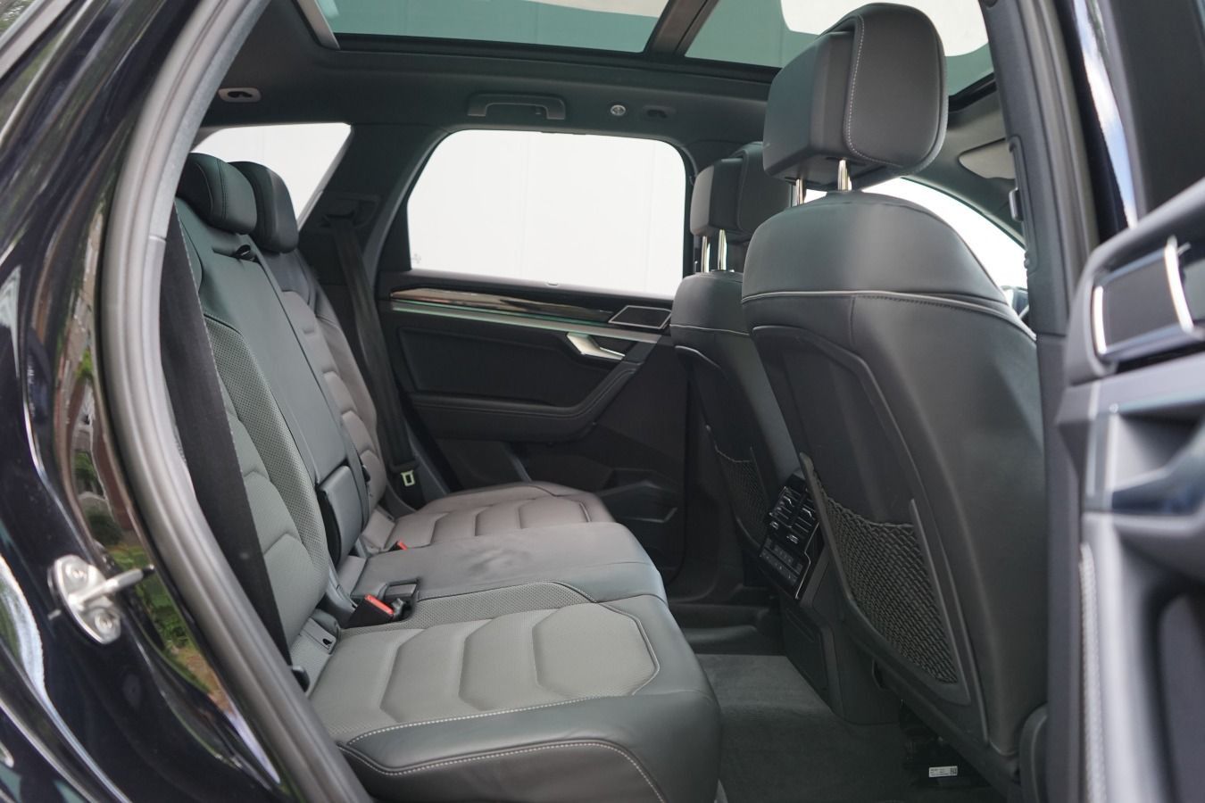 Volkswagen Touareg 4.0 V8 TDI R-Line - Samsaru's Car Outlet