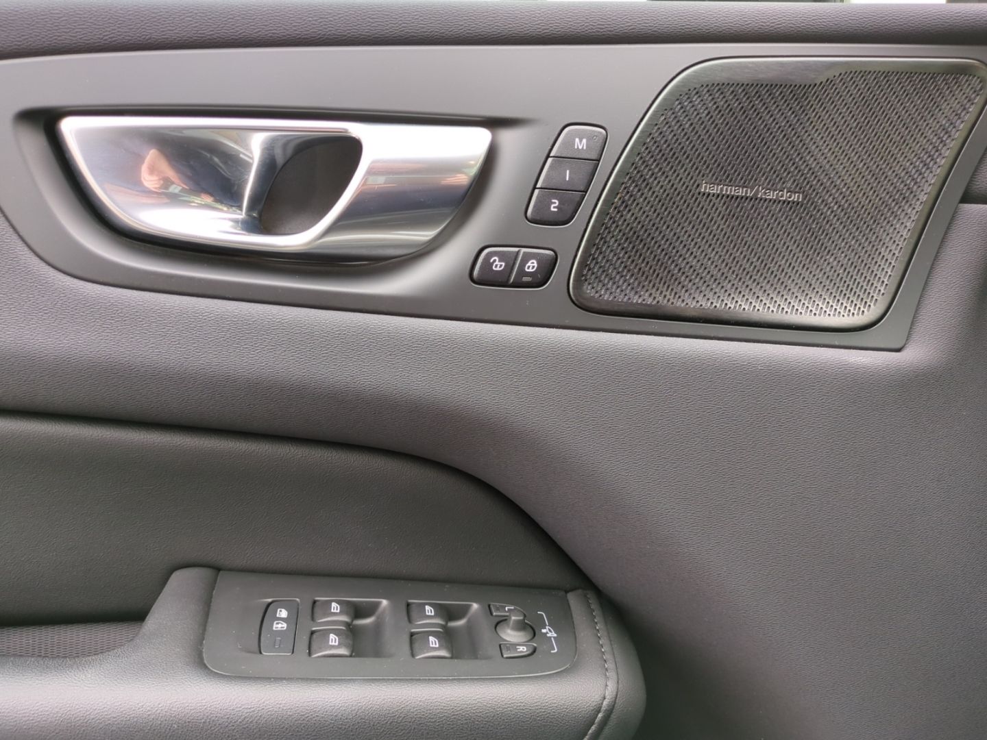 Volvo XC60 Plus Dark Recharge Plug-In Hybrid AWD T6 St
