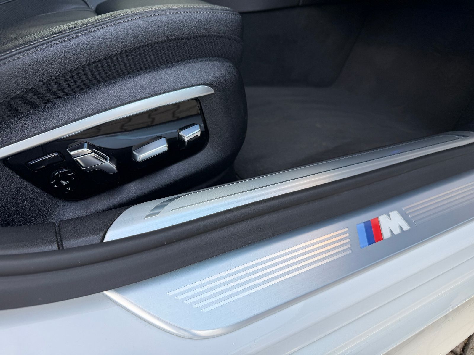 BMW 750ixDrive M-SPORT/MASSAGE/AHK/NIGHTV./LASER/H&K