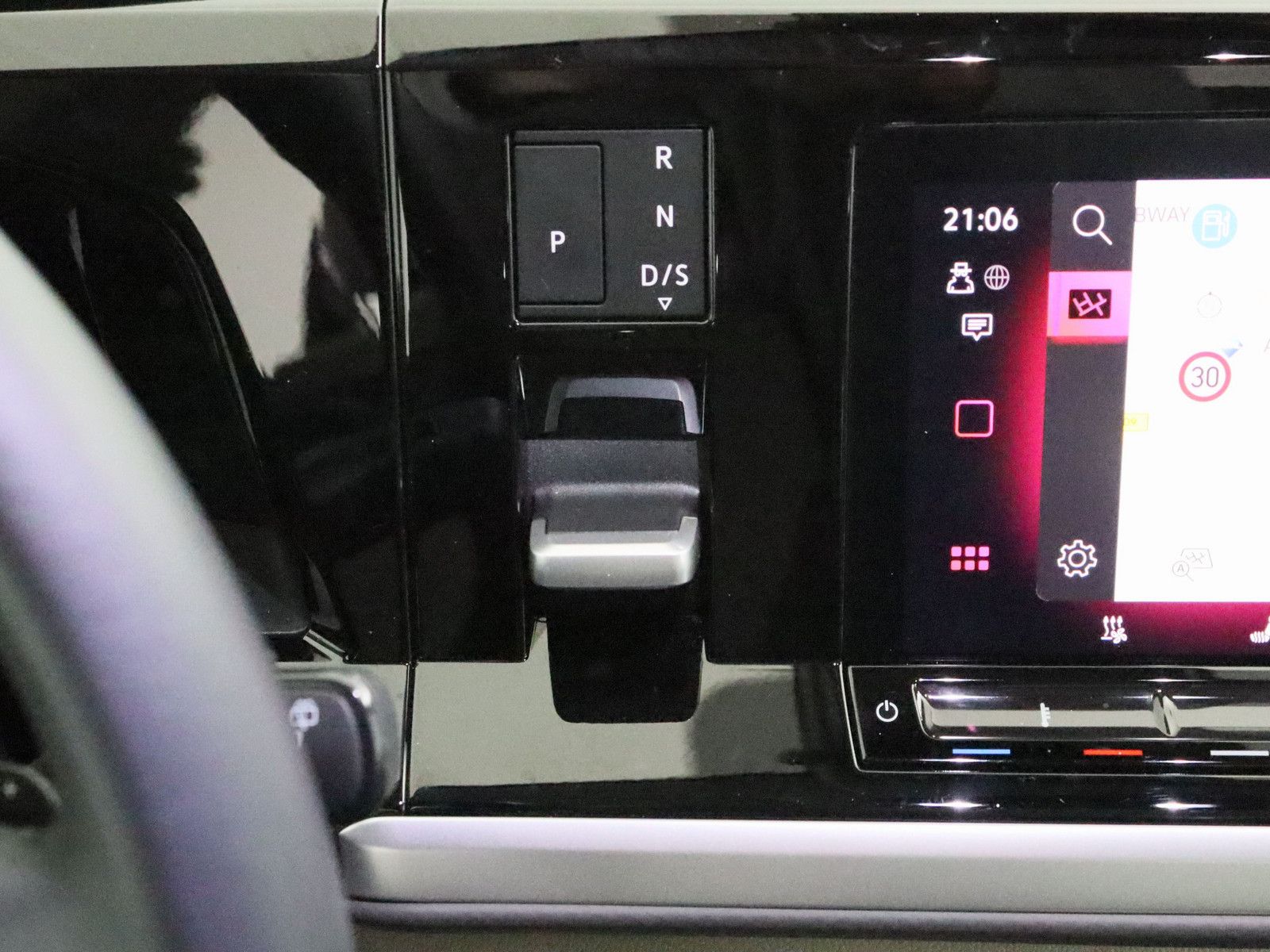 Volkswagen T7 Multivan 2.0 TDI Style - Samsaru's Car Outlet