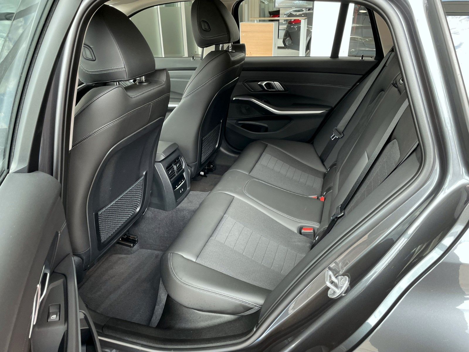 BMW 330e xDrive T. Sport Line - Samsaru's Car Outlet