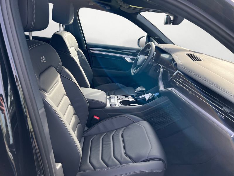 Volkswagen Touareg 3.0 TDI R-LINE - Samsaru's Car Outlet