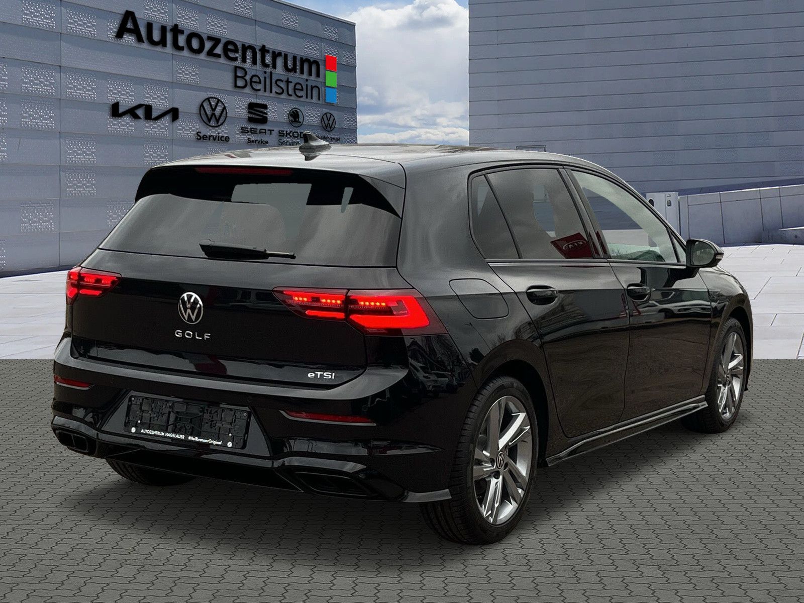 Volkswagen Golf VIII 1.5 eTSI DSG R-Line - Samsaru's Car Outlet