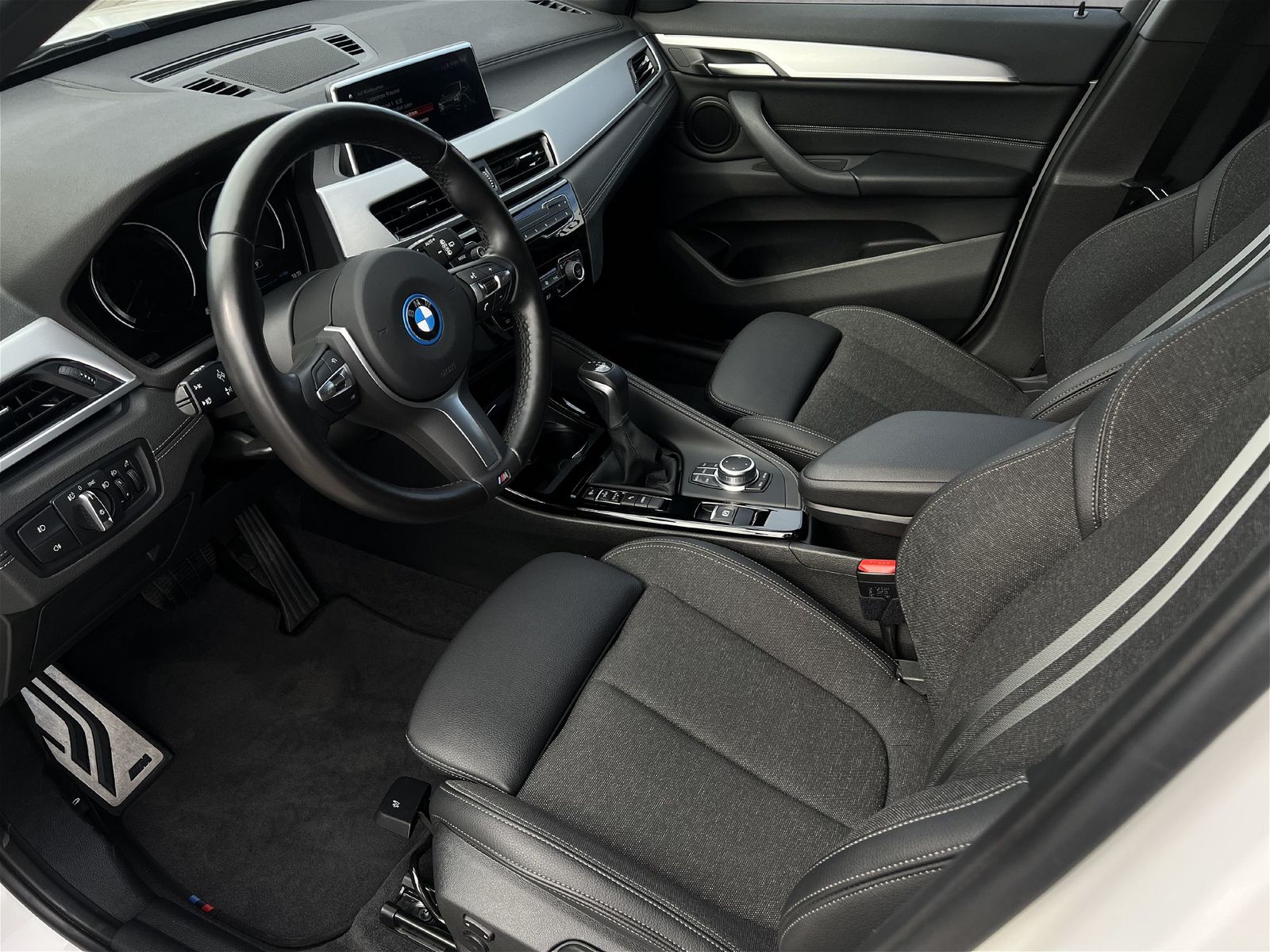 BMW X1 xDrive25e M Sportpaket - Samsaru's Car Outlet