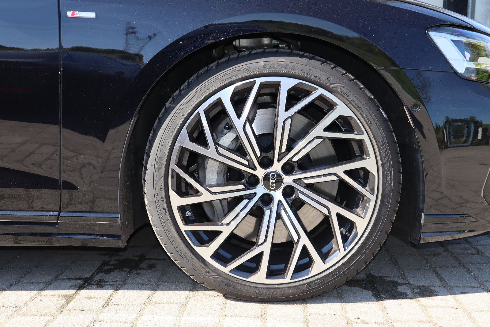 Audi A8L 60 TFSIe lang exclusive M.25/BLACK-P./S-LINE" → "Audi A8L 60 TFSIe lang exclusive S-LINE - Samsaru's Car Outlet