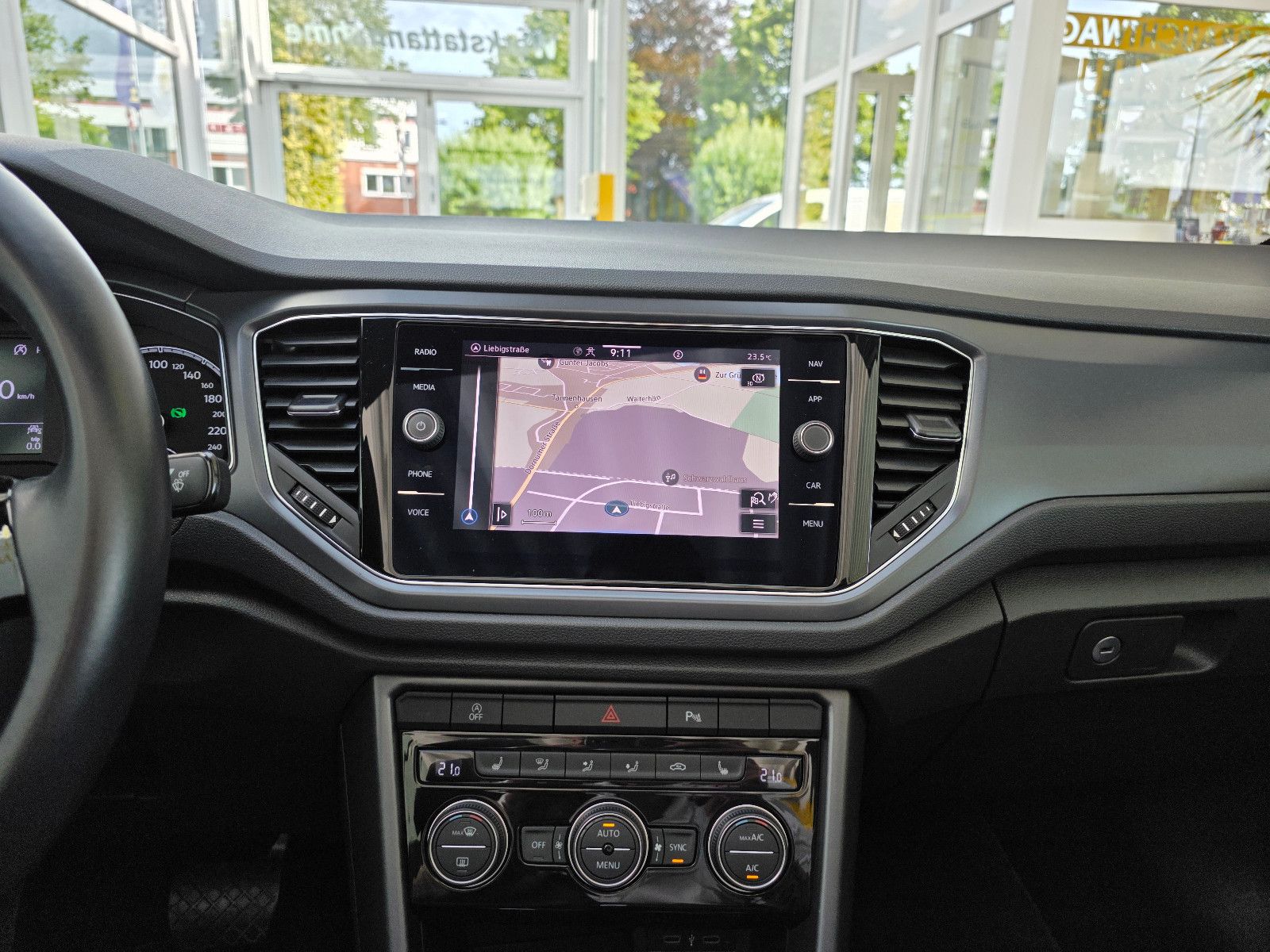 Volkswagen T-Roc Style - Samsaru's Car Outlet