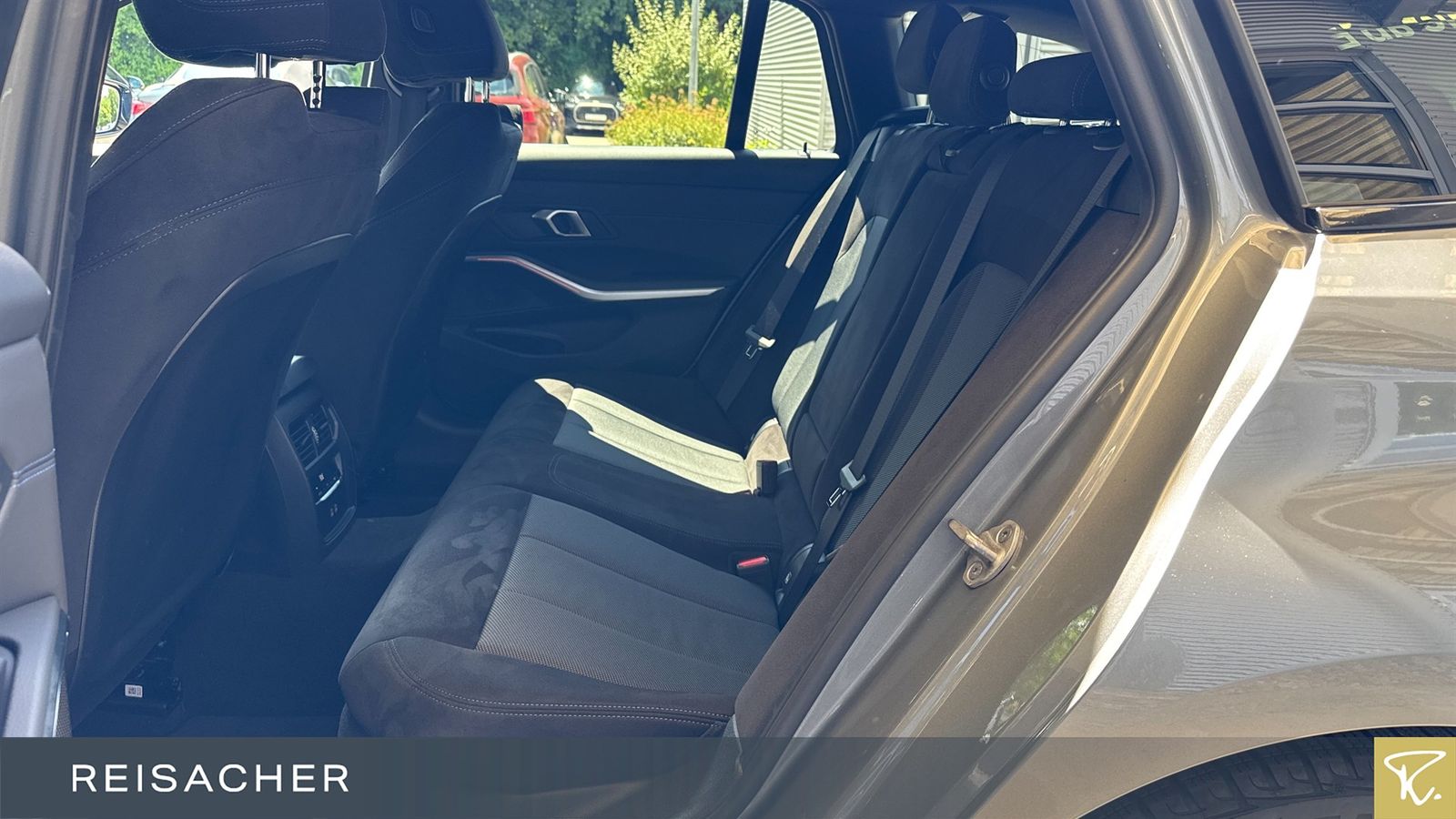 BMW 320i A M-Sport - Samsaru's Car Outlet