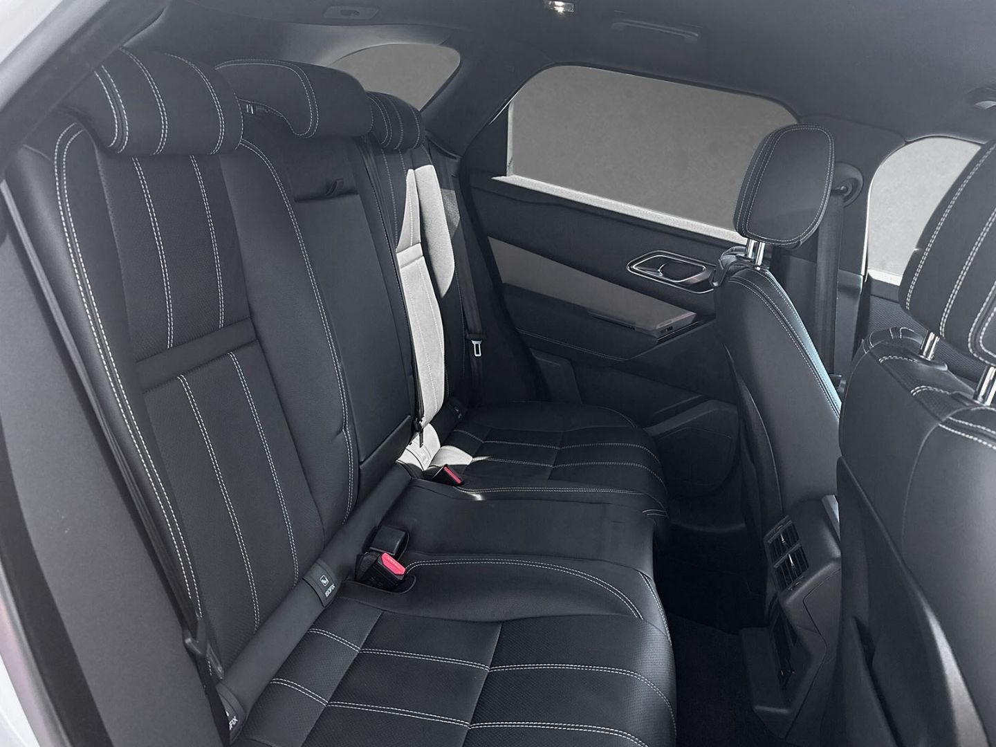 Range Rover Velar P400e Winter-Black - Samsaru's Car Outlet