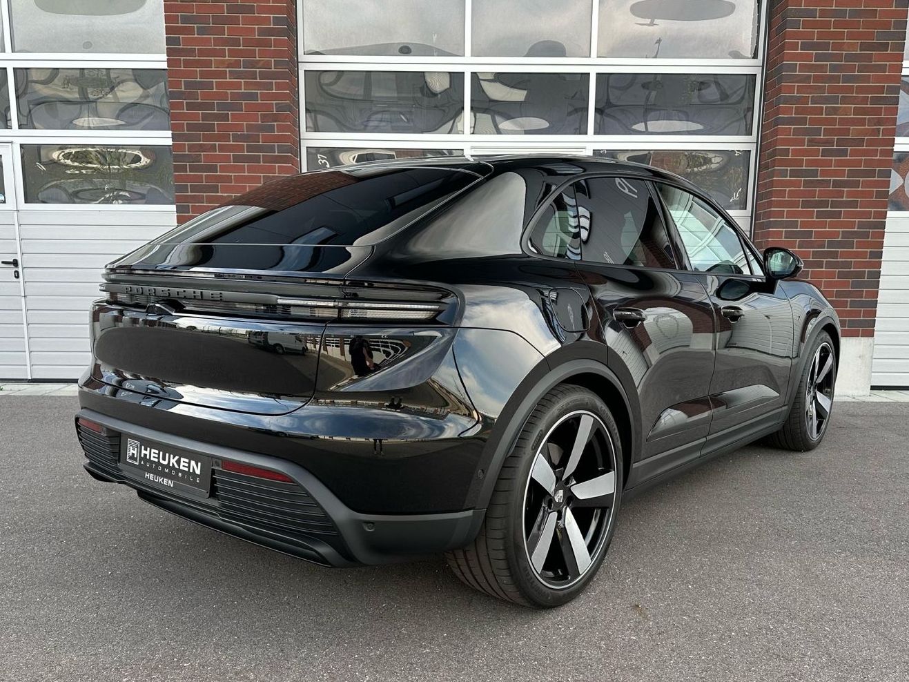 Porsche Macan 4 - Samsaru's Car Outlet