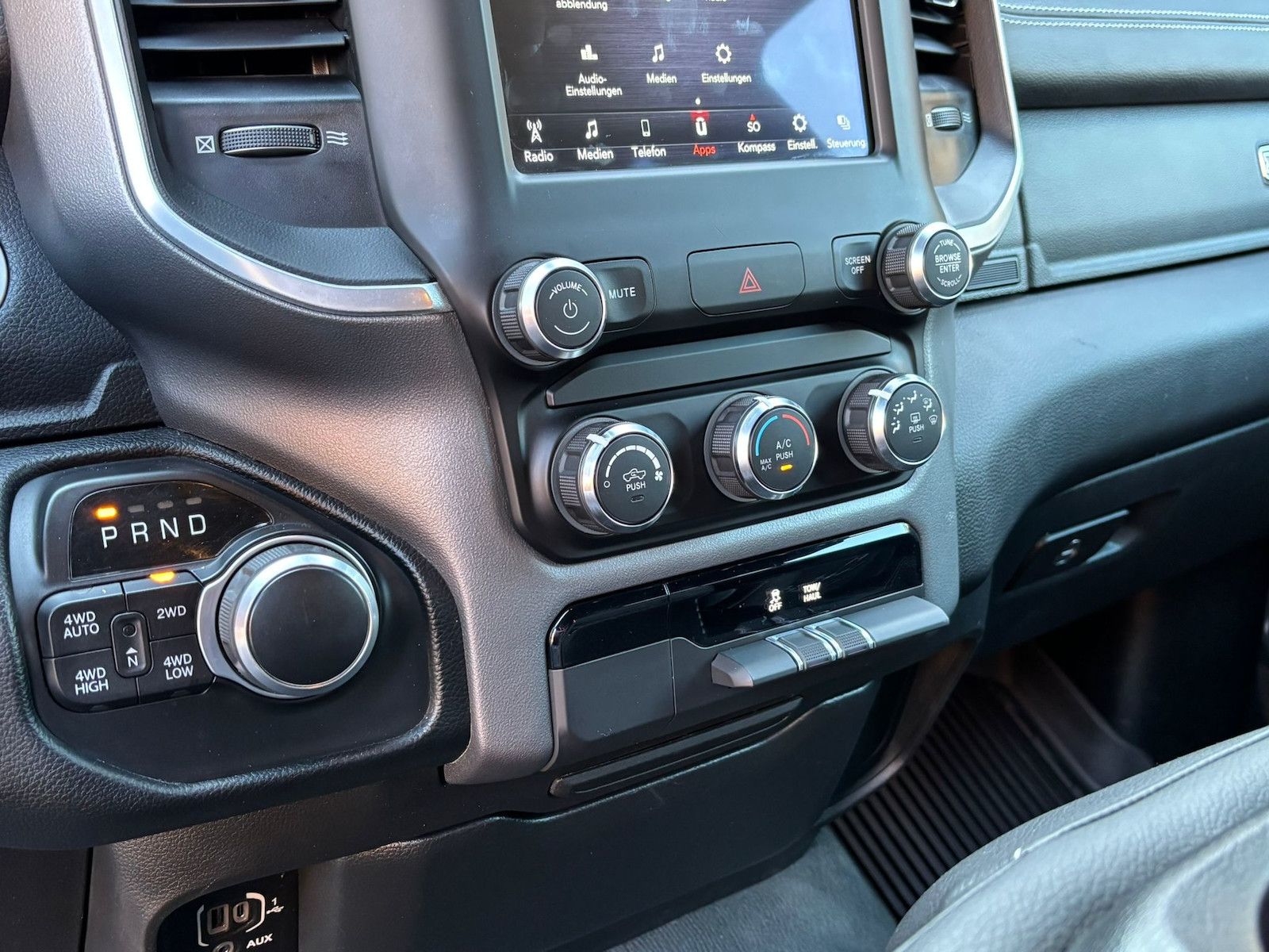 Dodge RAM 1500 5,7L BigHorn Crew Cab LED AHK 4x4 LPG