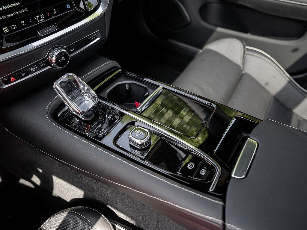 Volvo S60 T8 Ultimate Dark Recharge AWD STANDHZ B&W