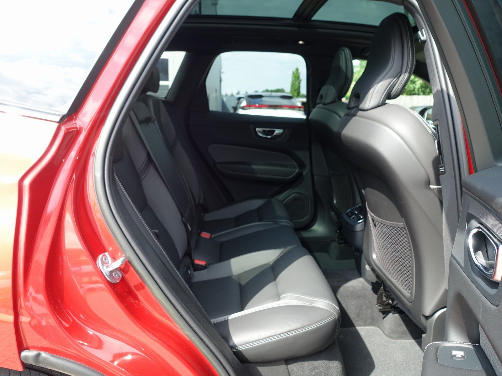 Volvo XC60 B5 Ultimate Dark AWD - Samsaru's Car Outlet