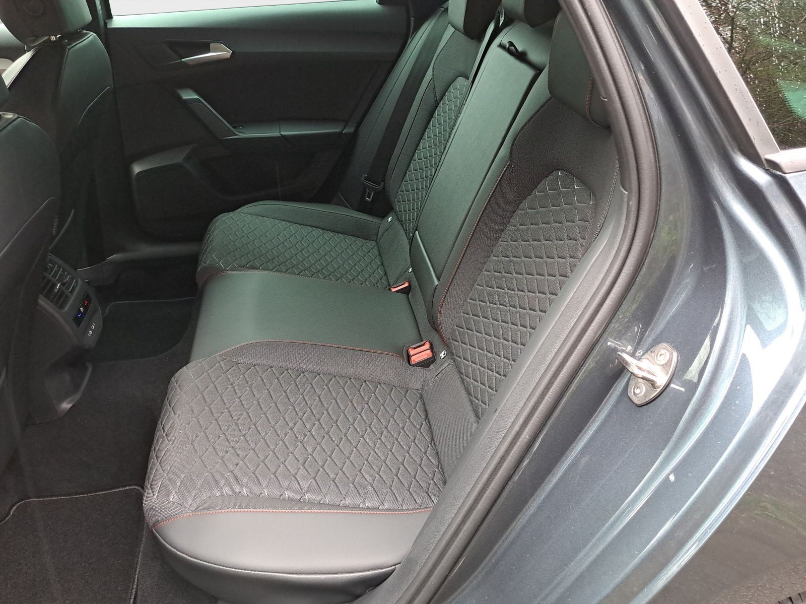 Seat Leon Sportstourer FR 2.0 TDI LED*RFK*AHK*CarPlay