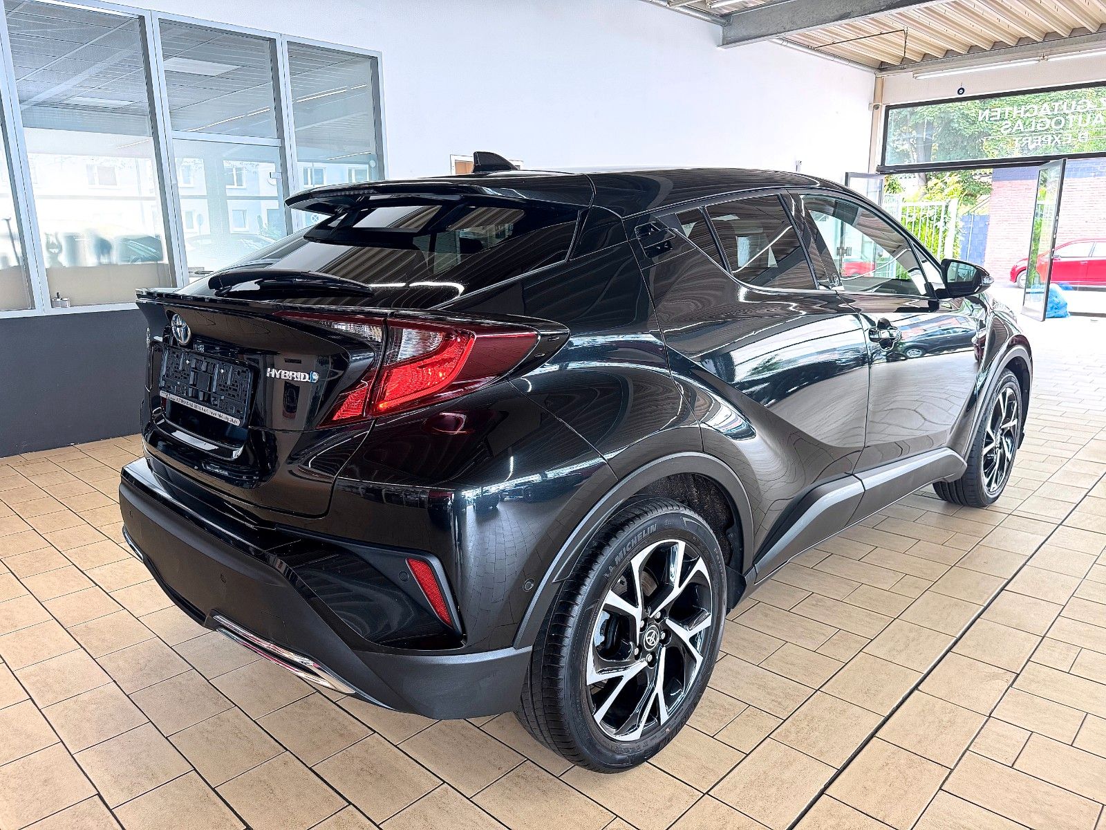 Toyota C-HR 2.0 Hybrid - Samsaru's Car Outlet