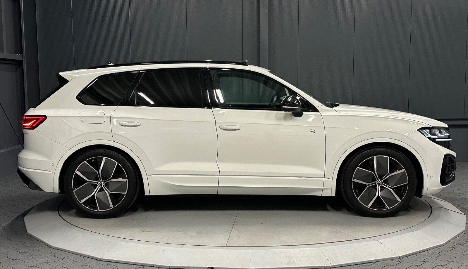 Volkswagen Touareg V6 TDI 4Motion R-Line Black - Samsaru's Car Outlet