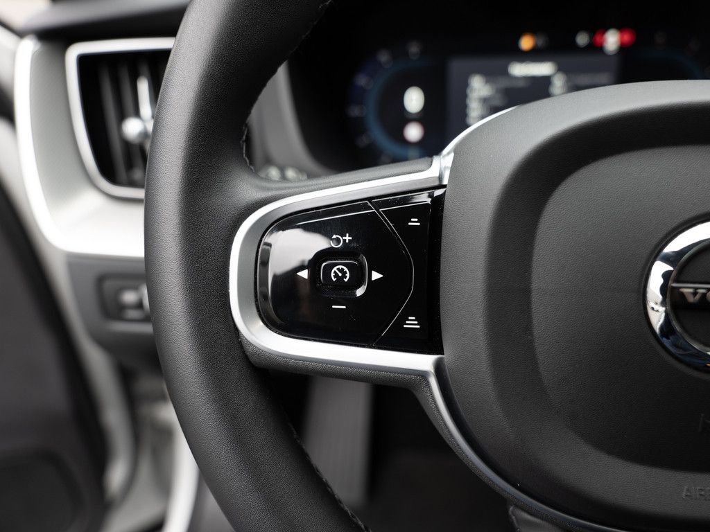 Volvo XC60 B4 R-Design AWD H/K AHK HUD FACEL. LED PANO