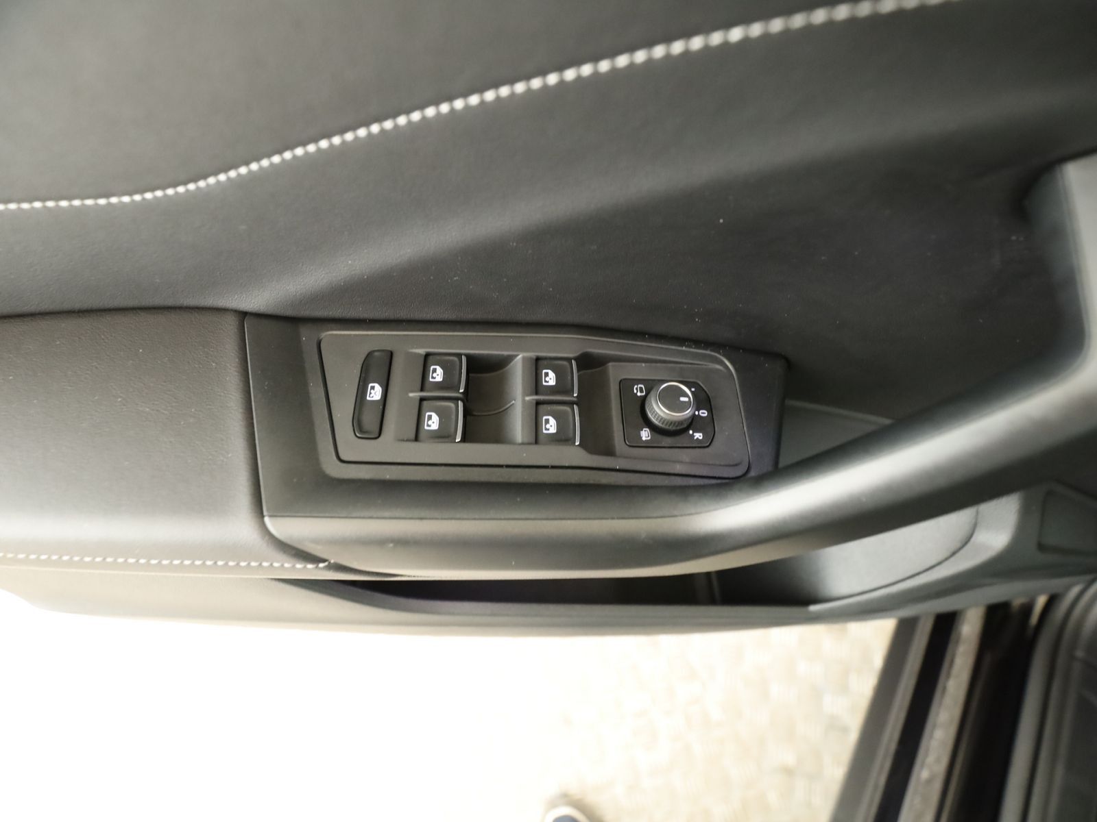 Volkswagen T-Roc 1.0 TSI Style - Samsaru's Car Outlet