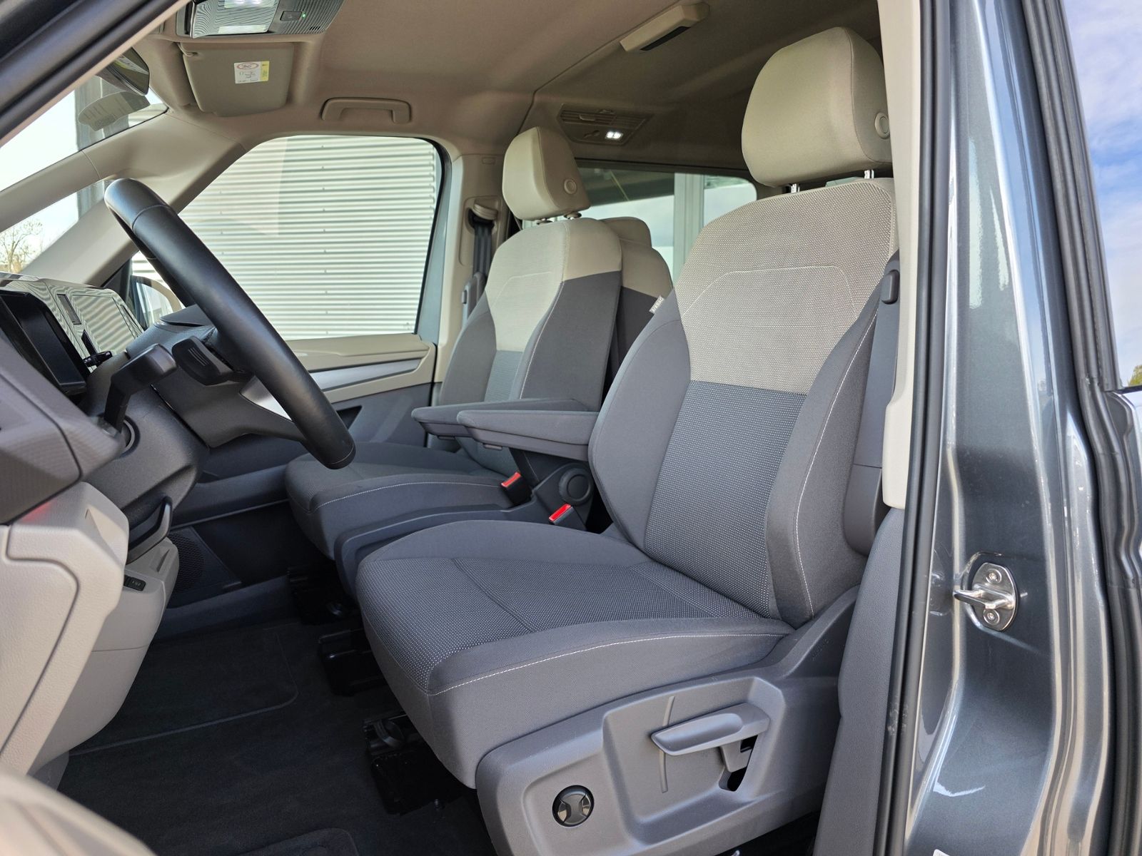 Volkswagen T7 Multivan 2.0 TDI DSG Lang - Samsaru's Car Outlet