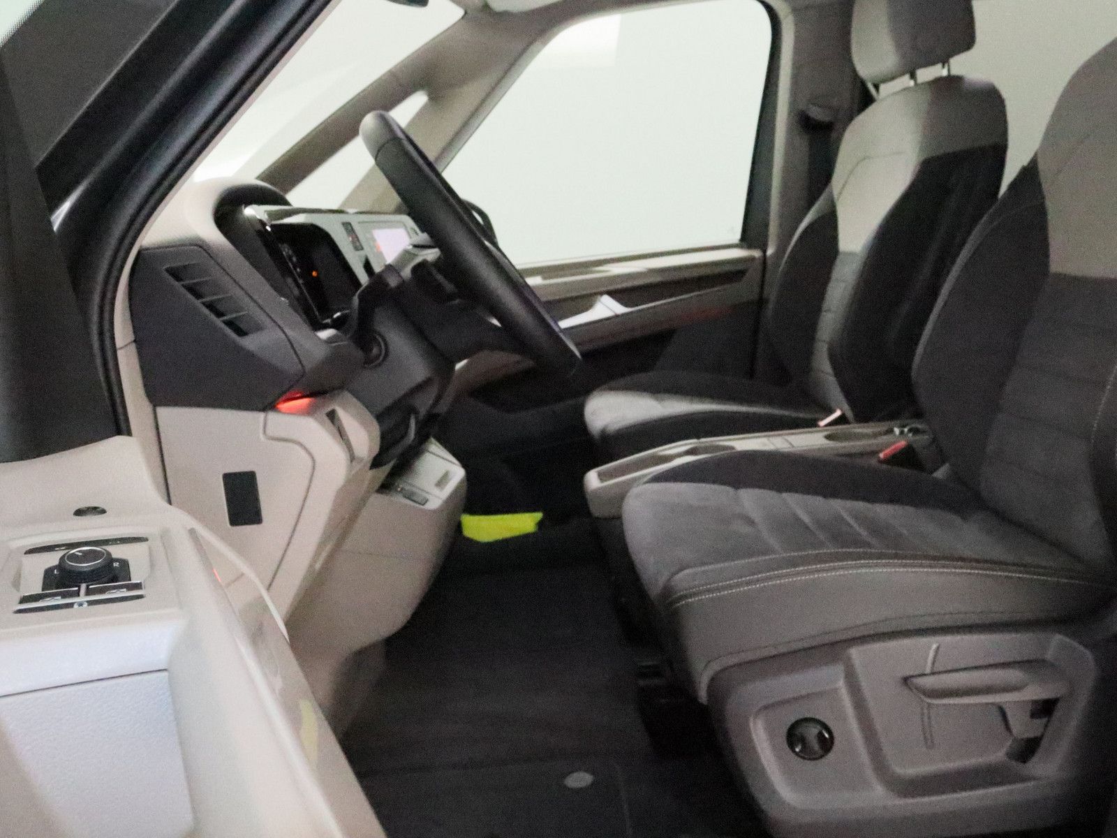 Volkswagen T7 Multivan 2.0 TDI Style - Samsaru's Car Outlet